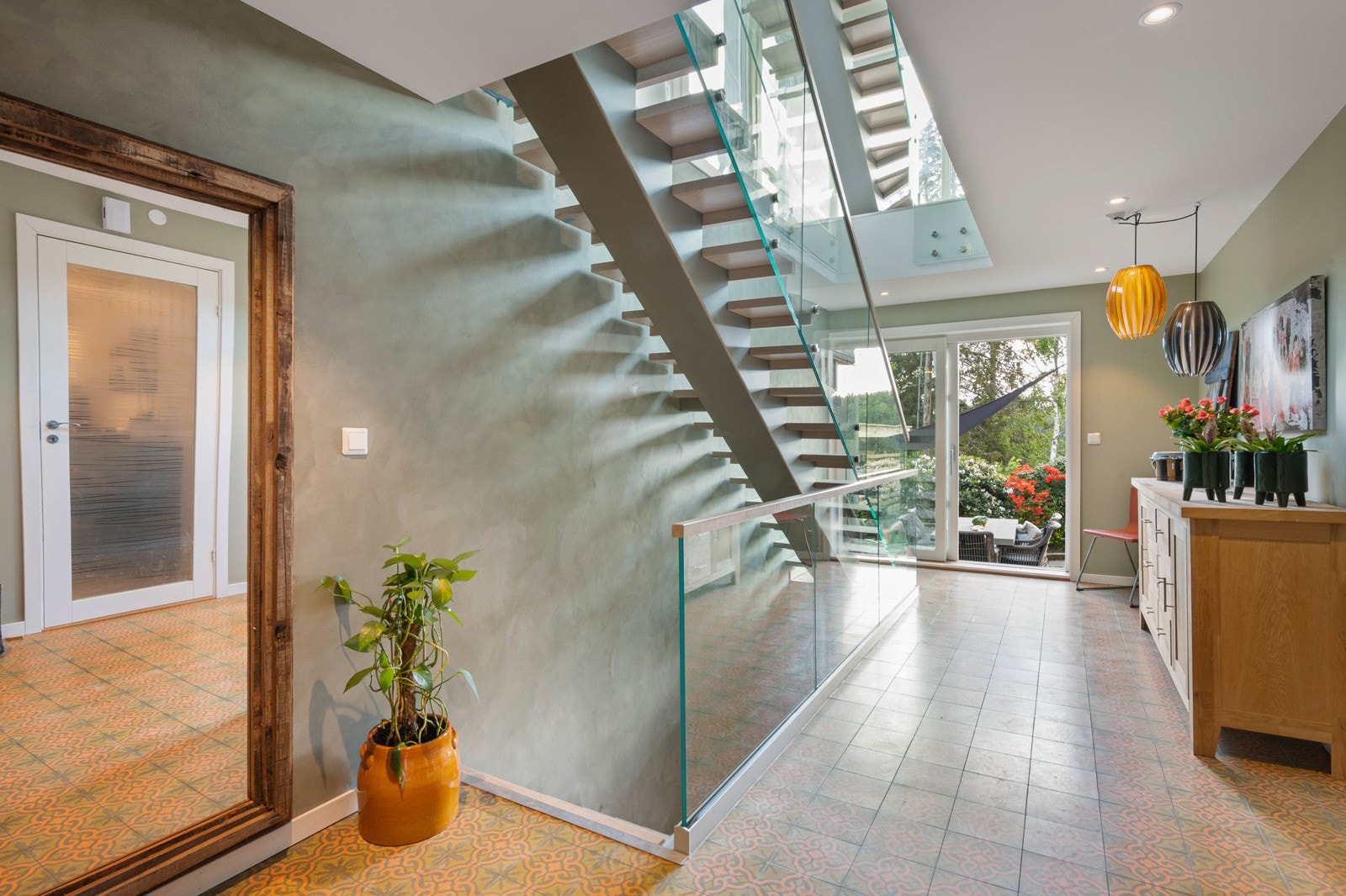 Hovedhuset med trappeløp og utgang til uteplass. Galleribilde