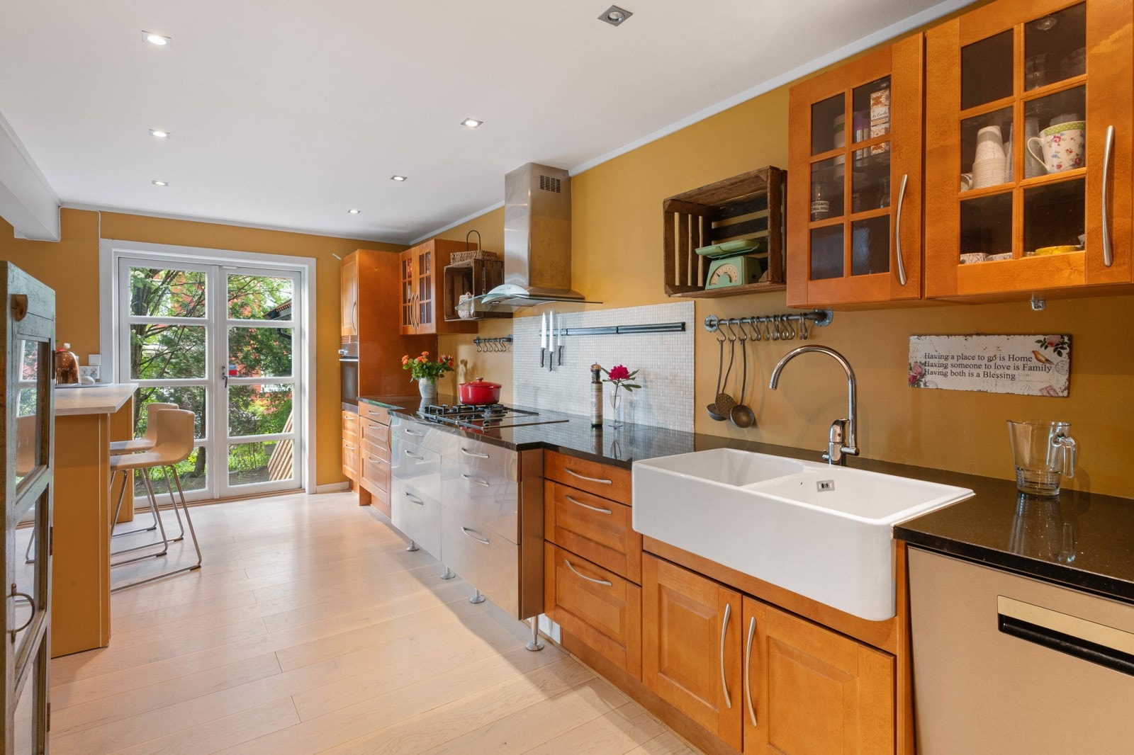 Innholdsrik kjøkkeninnredning. Utgang til hage. Galleribilde