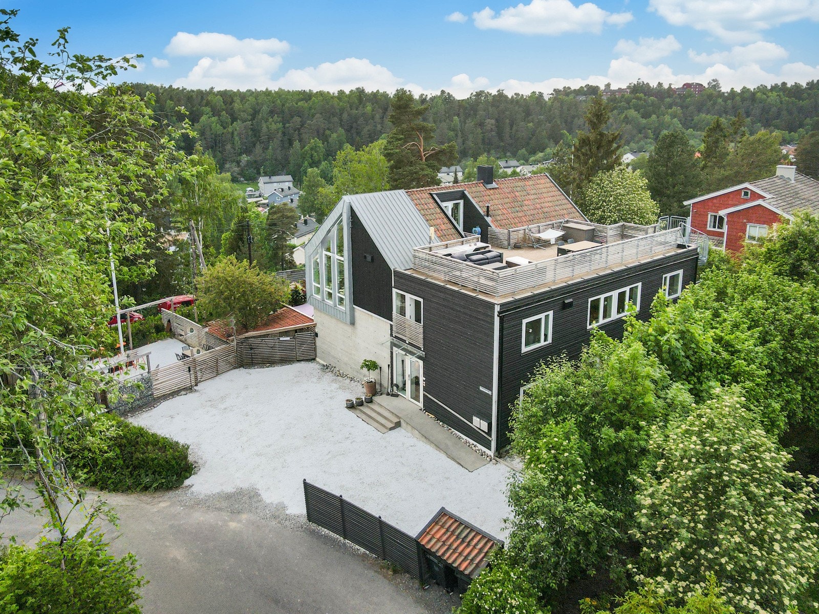 Hele tilbygget leies ut i dag. Begge leietagerne vil gjerne fortsette leieforholdet. Det samme gjelder leietager i loftsetasje på hovedbygget. Galleribilde