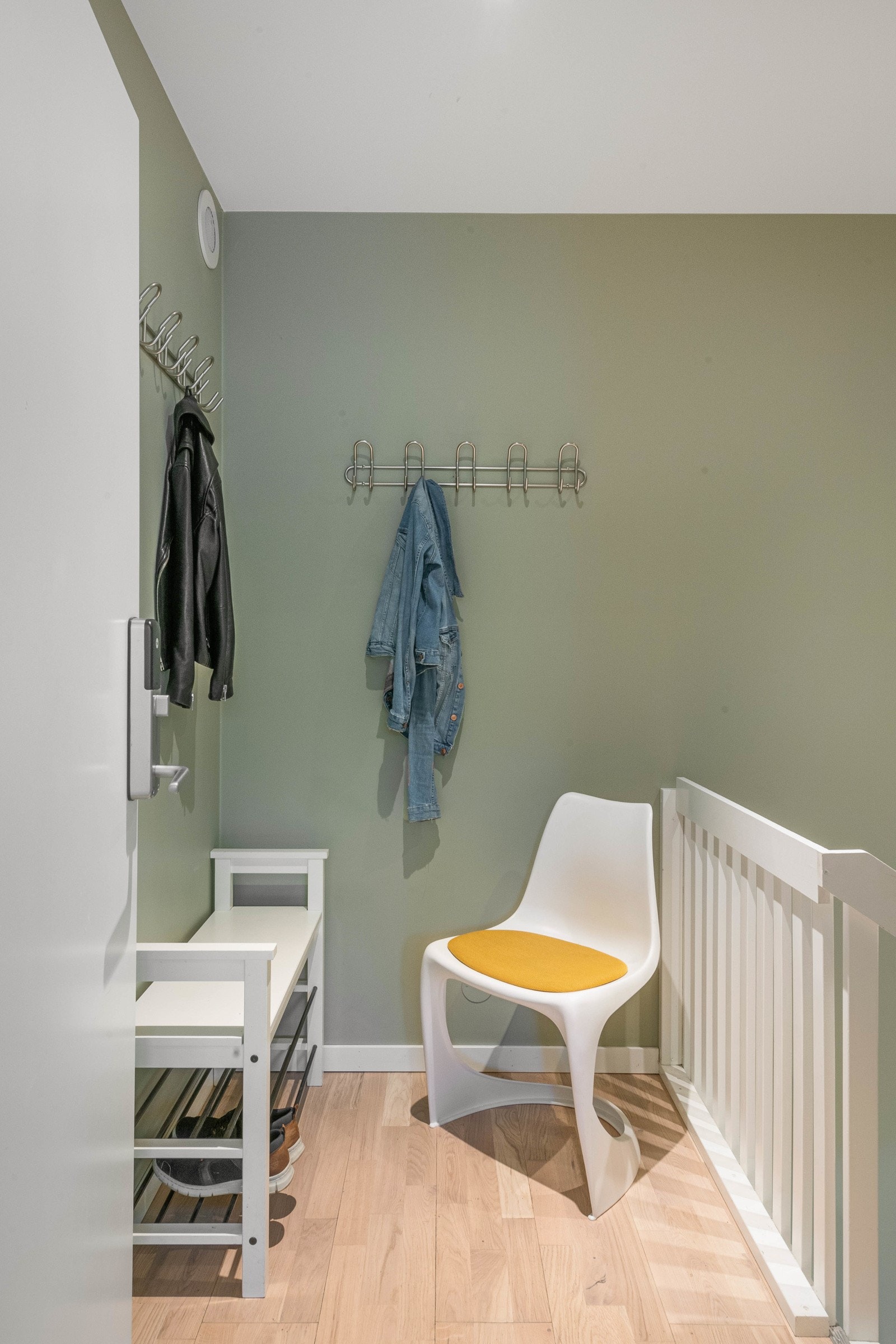 Gang med adkomst 3-roms leiligheten i tilbygget. Galleribilde