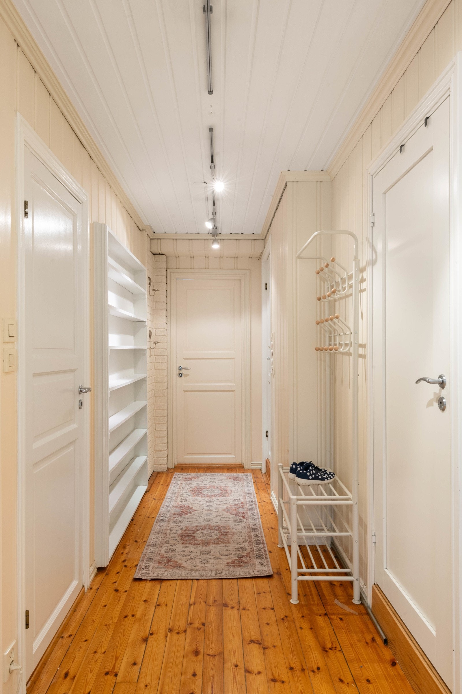 2. etasje i hovedhuset var tidligere soveromsfløyen. Den benyttes nå som en 3.roms leilighet som leies ut til familie. Leiligheten fristilles til kjøper. Galleribilde