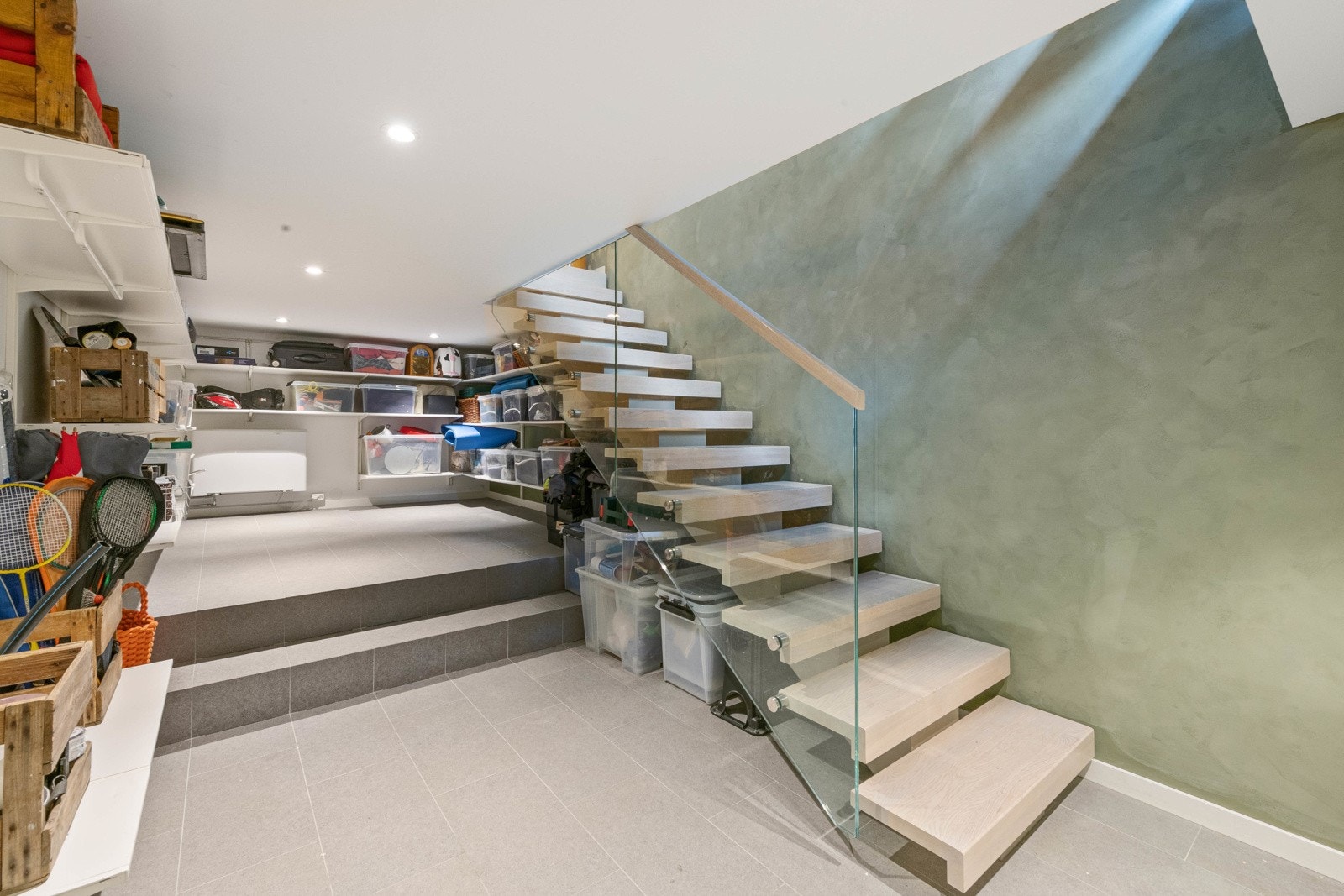 Kjelleren har rikelig med oppbevaringsplass. Galleribilde