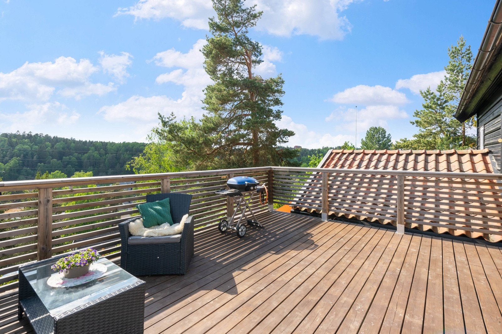 Balkongen/takterrassen er usjenert, vid utsikt og sol til sent på kvelden. Galleribilde