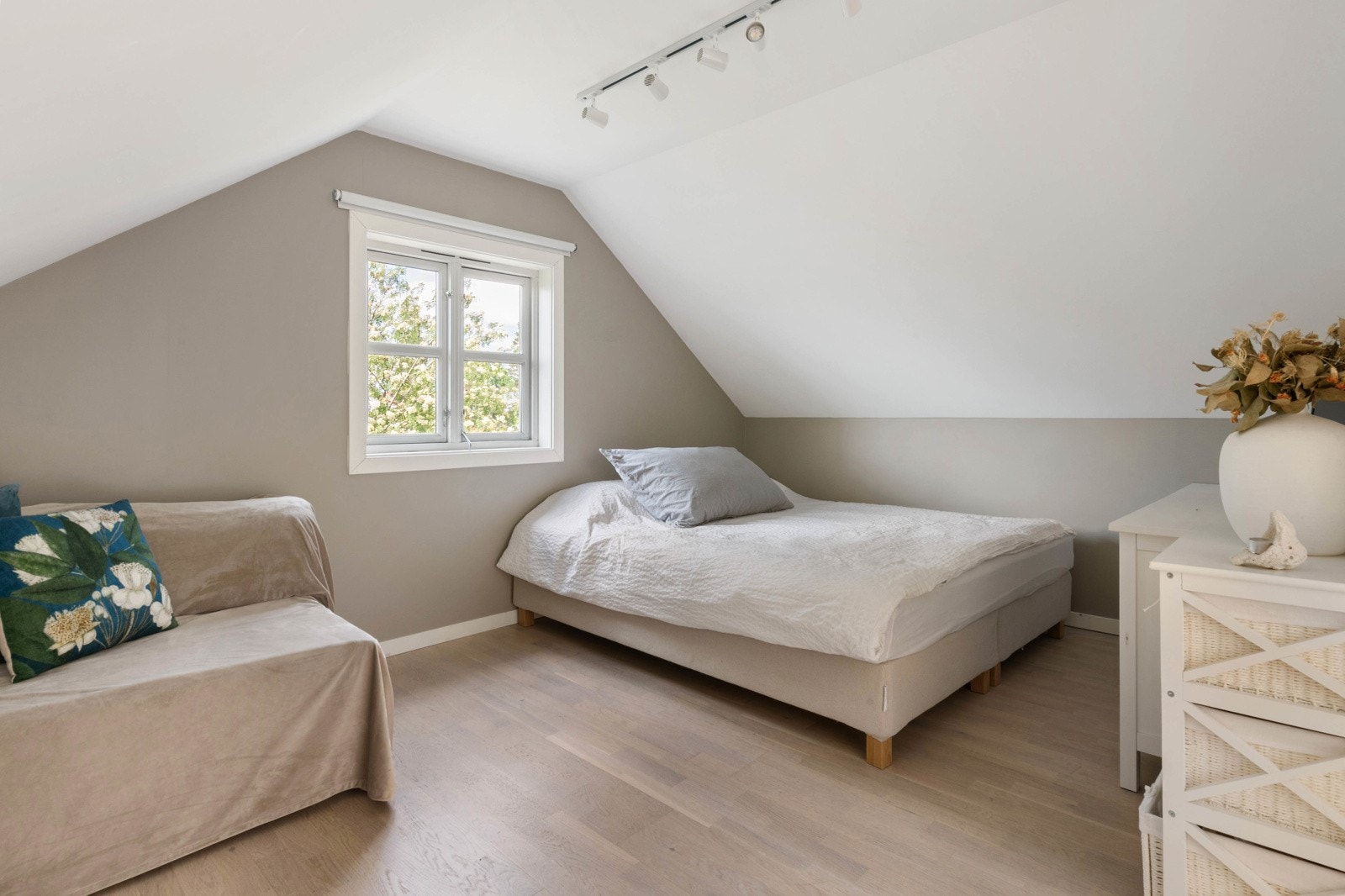 Soveplass innerst. Galleribilde