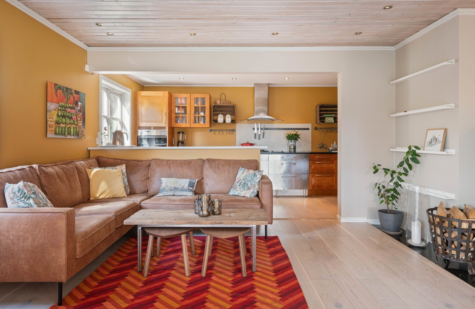 Med den åpne stue kjøkkenløsningen får man en sosial sone. Det kan enkelt monteres vegg og dør om man heller vil ha adskilt kjøken. Galleribilde