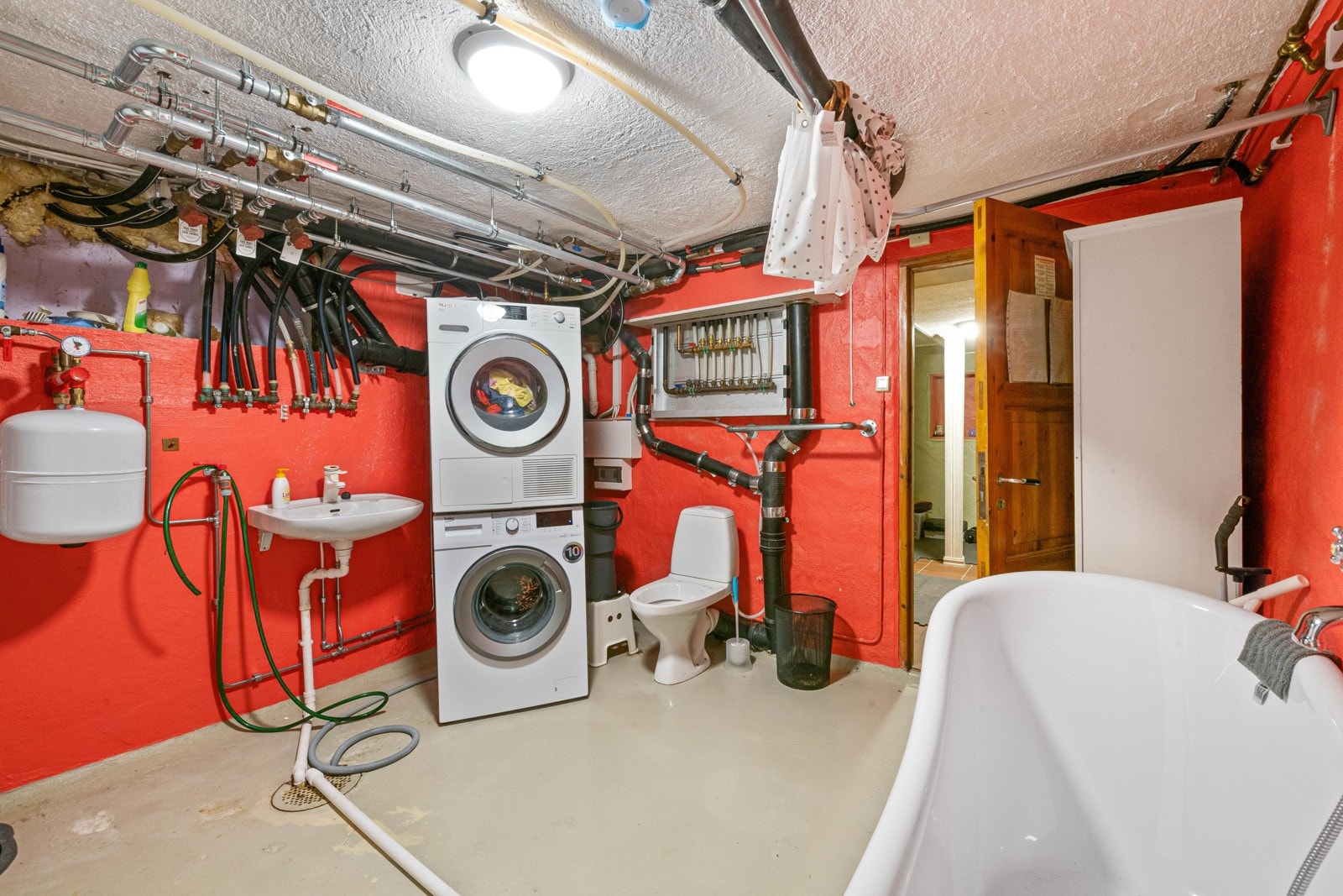 Teknisk rom med WC og badekar. HYSS-anlegg med bervarme. Galleribilde