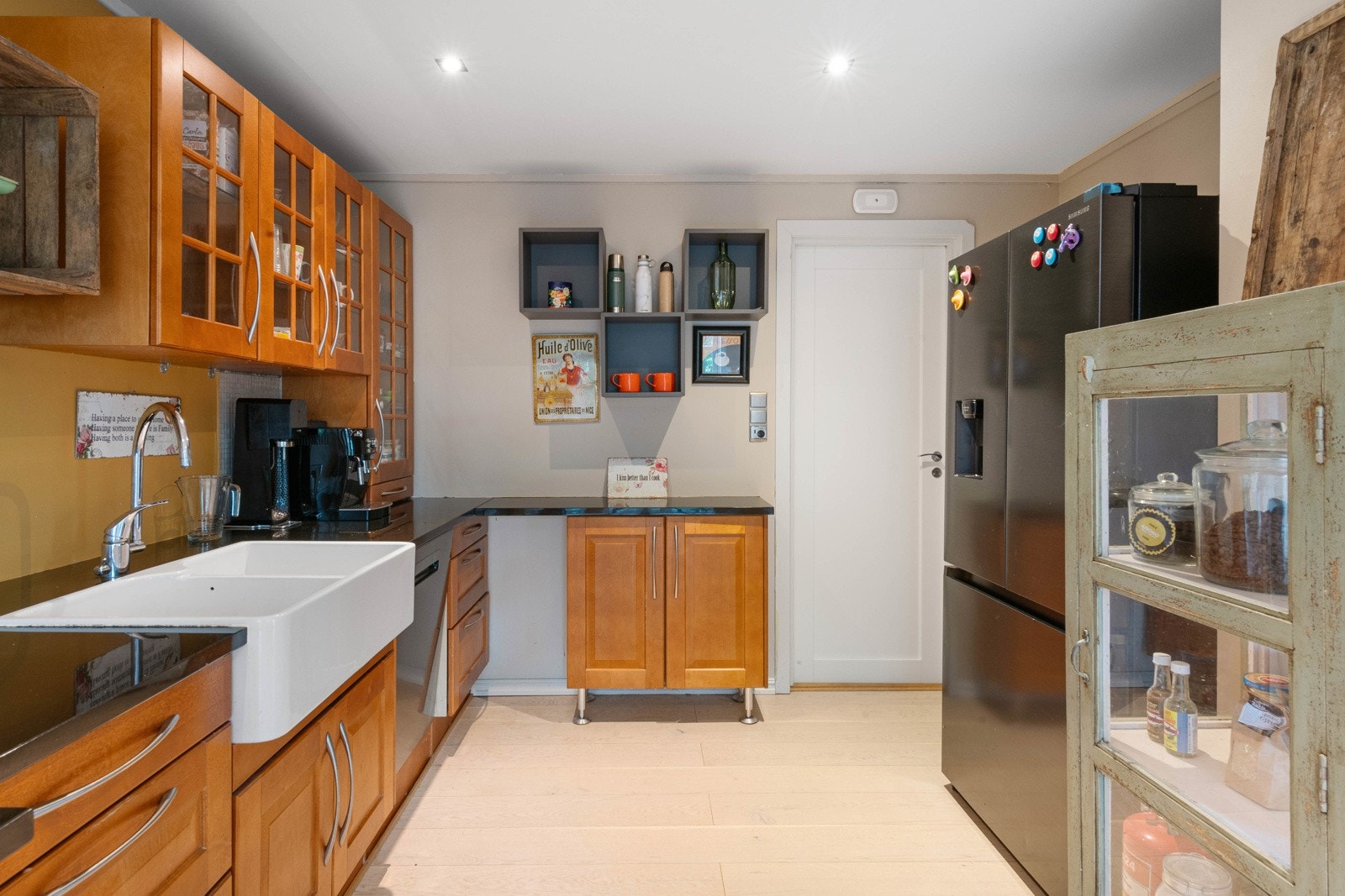 Kjøkkenet har dør til gangen. Galleribilde