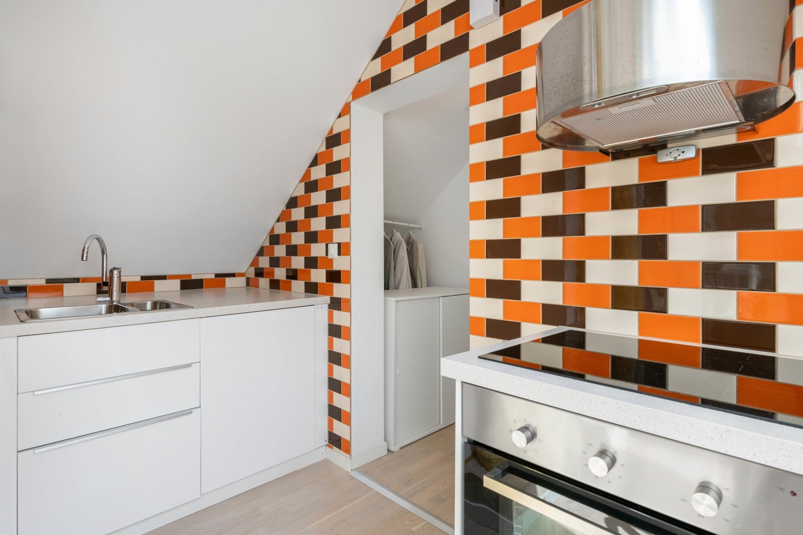 Loftsleiligheten har egen kjøkkenavdeling. Galleribilde