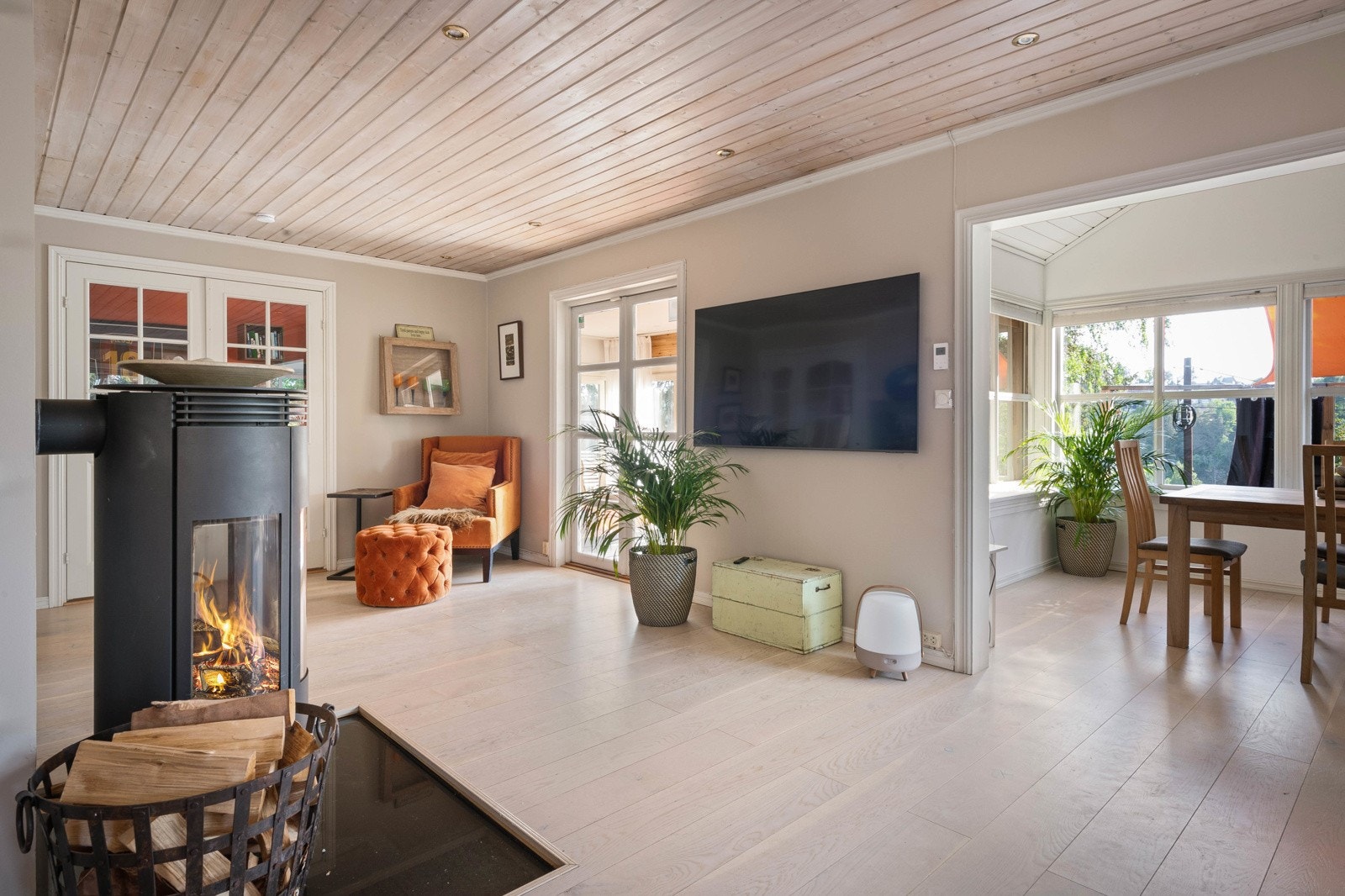 Her er det både peisovn og vannbåren gulvvarme. Galleribilde