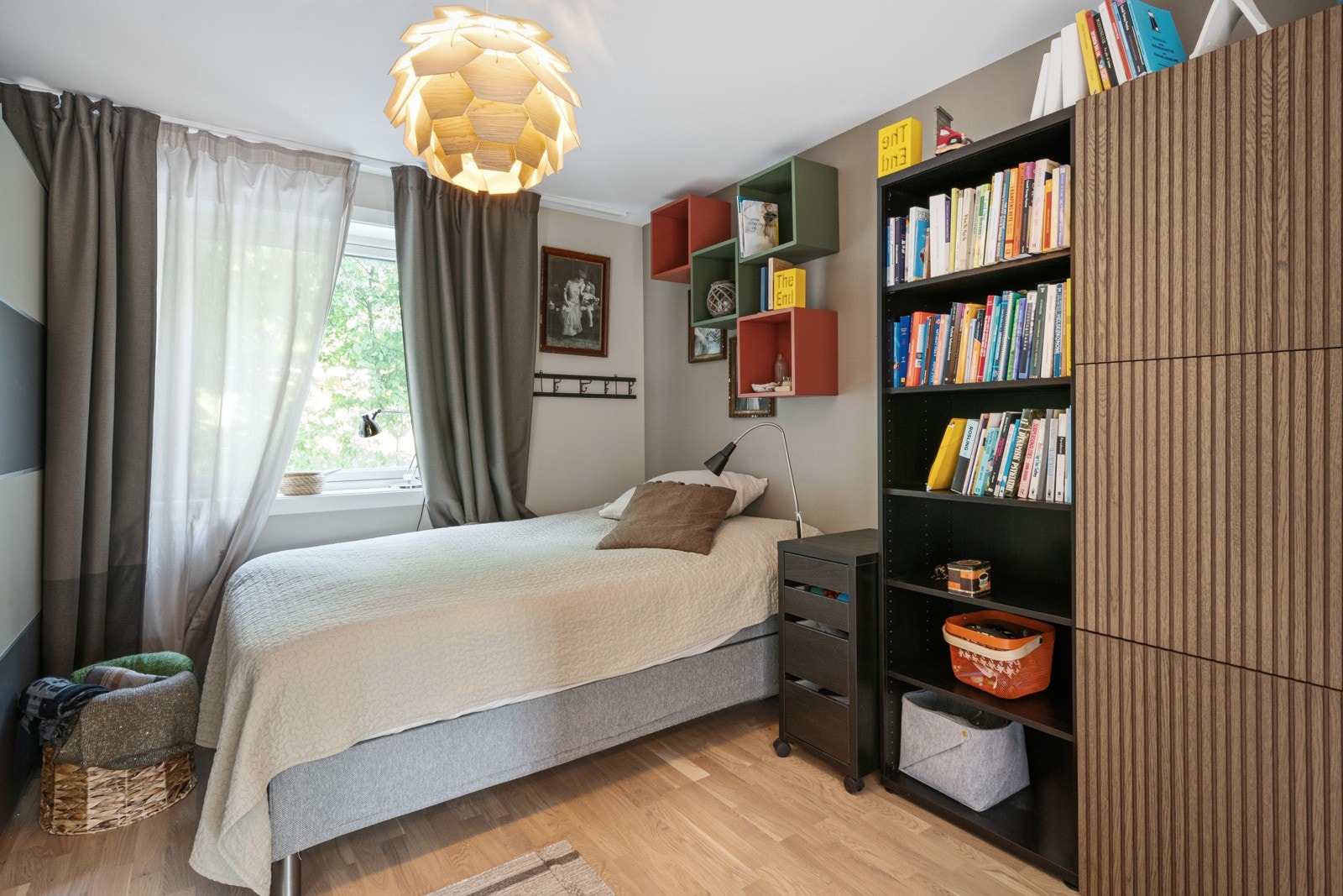 I tillbygget disponerer selger ett rom i første etasje, nærmest inngangsdøren. Galleribilde