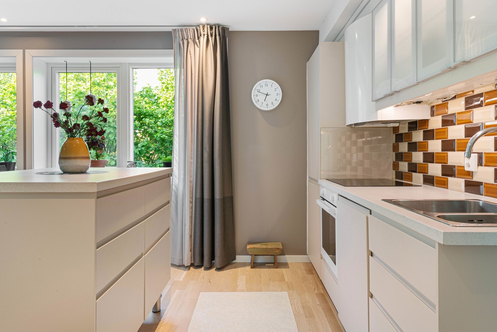 Kjøkken med kjøkkenøy. Galleribilde