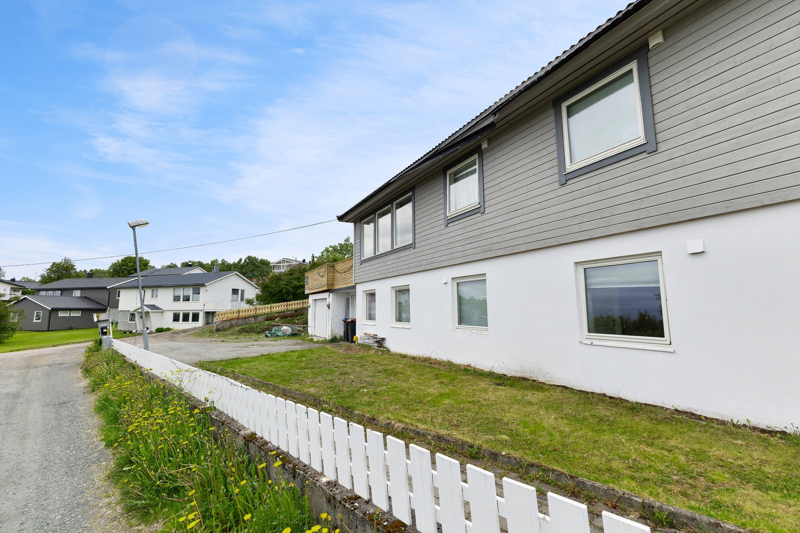 Det er to garasjer og i tillegg god plass til parkering på gårdsplassen Galleribilde