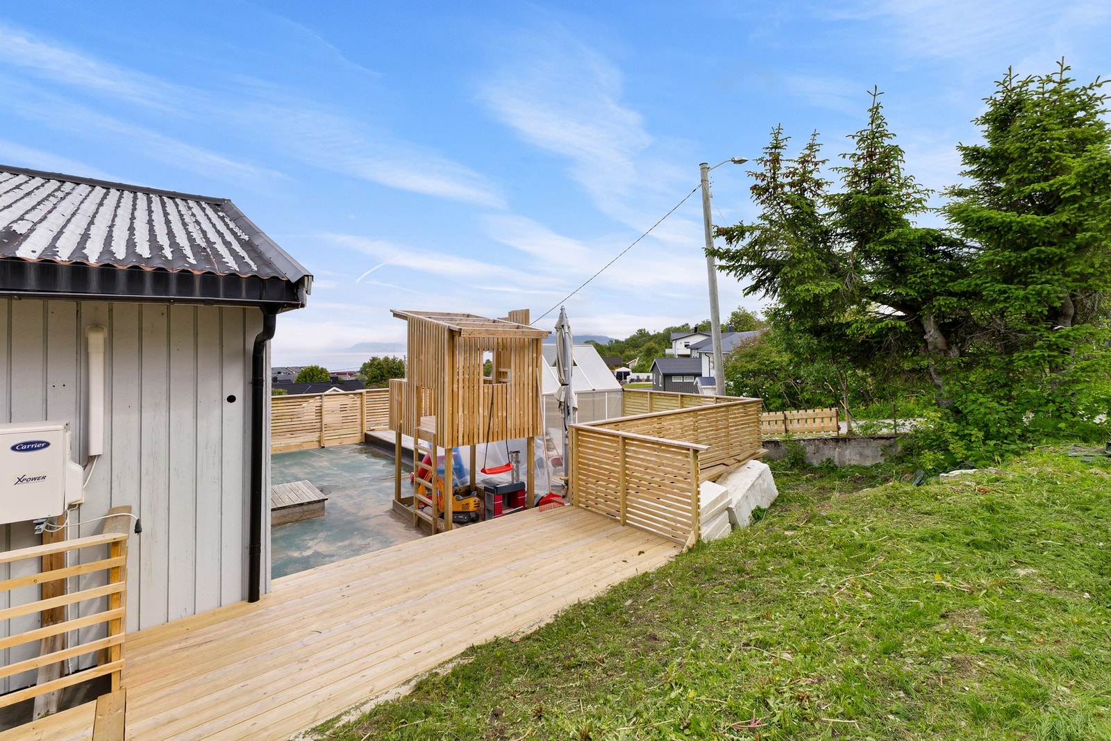 Her har du gode solforhold, nydelig utsikt, og rikelig plass til utemøblement og grill - perfekt sted å nyte solrike sommerdager! Galleribilde