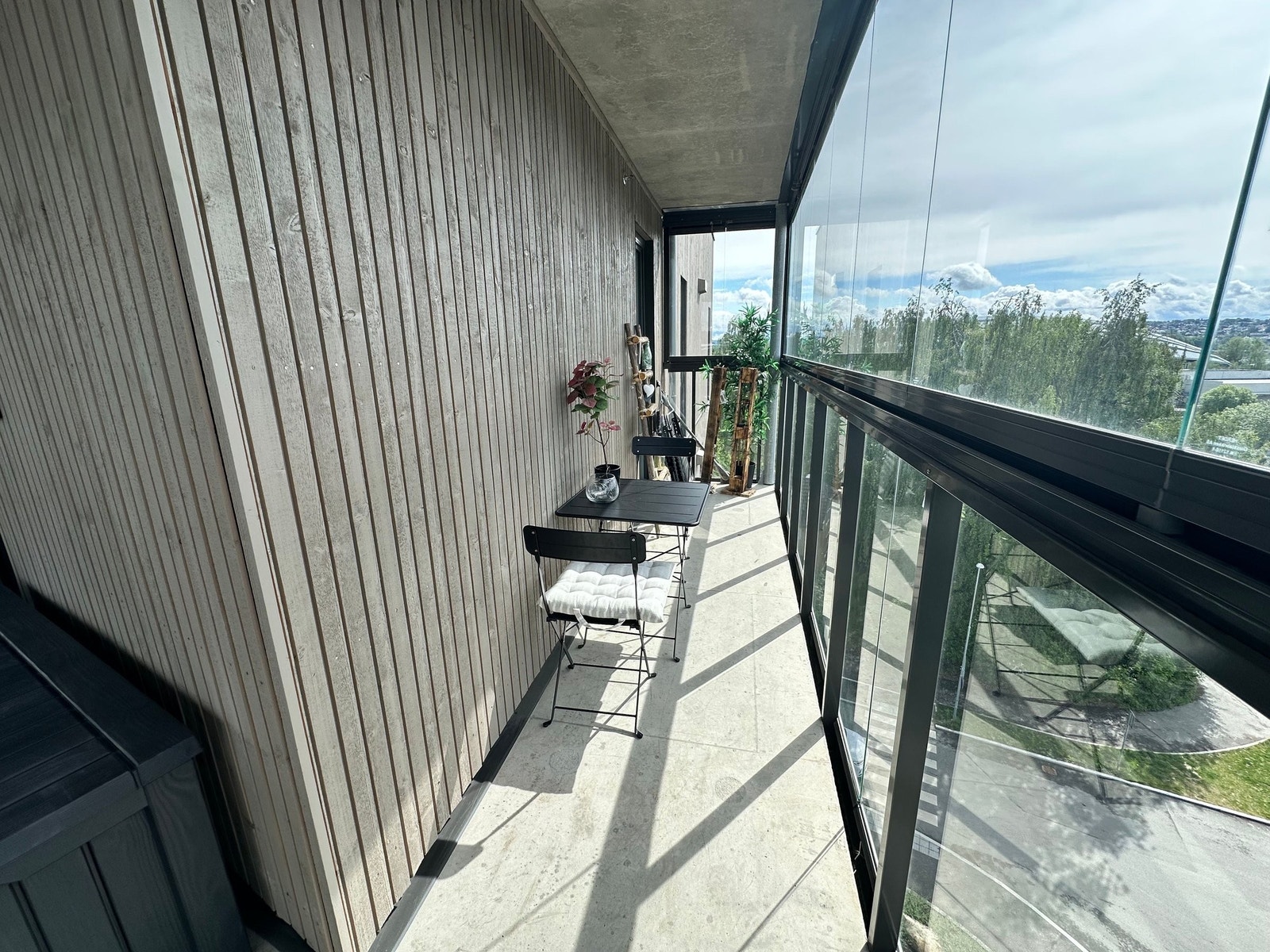 Verandaen mot sør, utsikt mot Mjøsa og Vikingskipet. Galleribilde