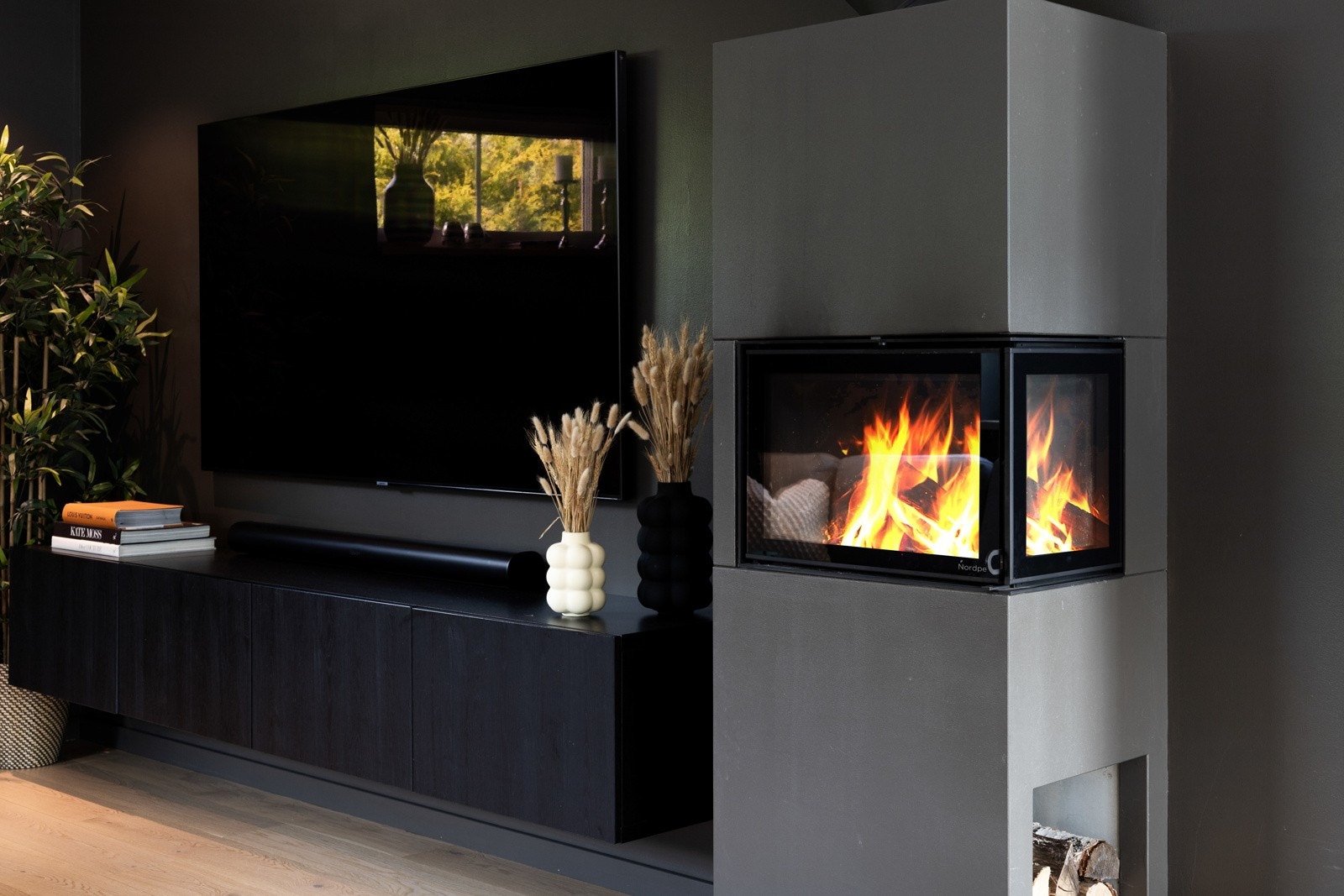 Stue med moderne peis og veggmontert TV. Galleribilde