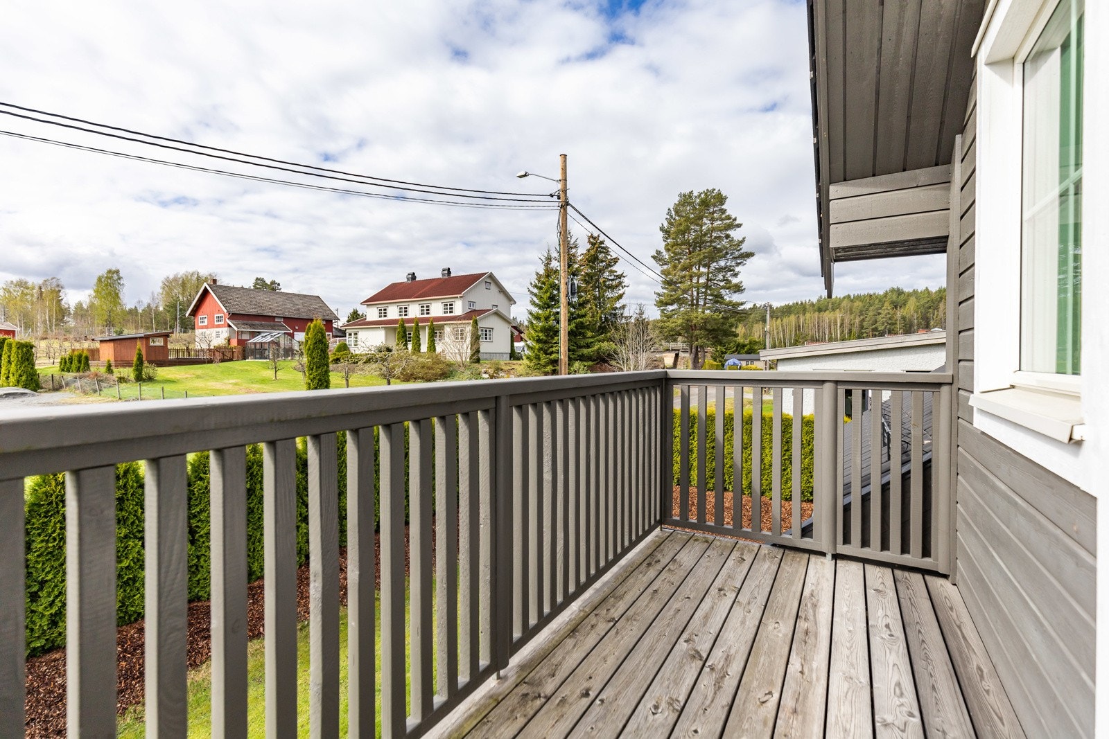 Balkong med utsikt over nabolaget og grønne omgivelser. Galleribilde