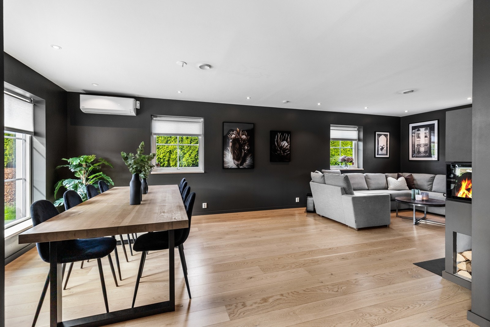 Lyst og romslig stue med plass til spisebord og sofagruppe. Store vinduer gir godt med naturlig lys. Galleribilde