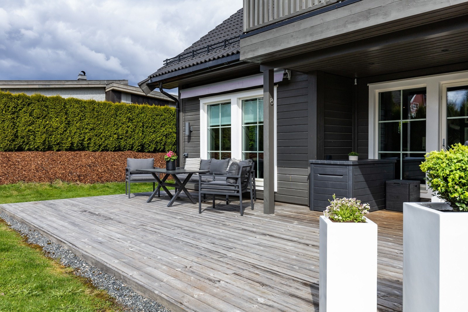 Terrasse med plass til hagemøbler og direkte adkomst til hagen. Galleribilde