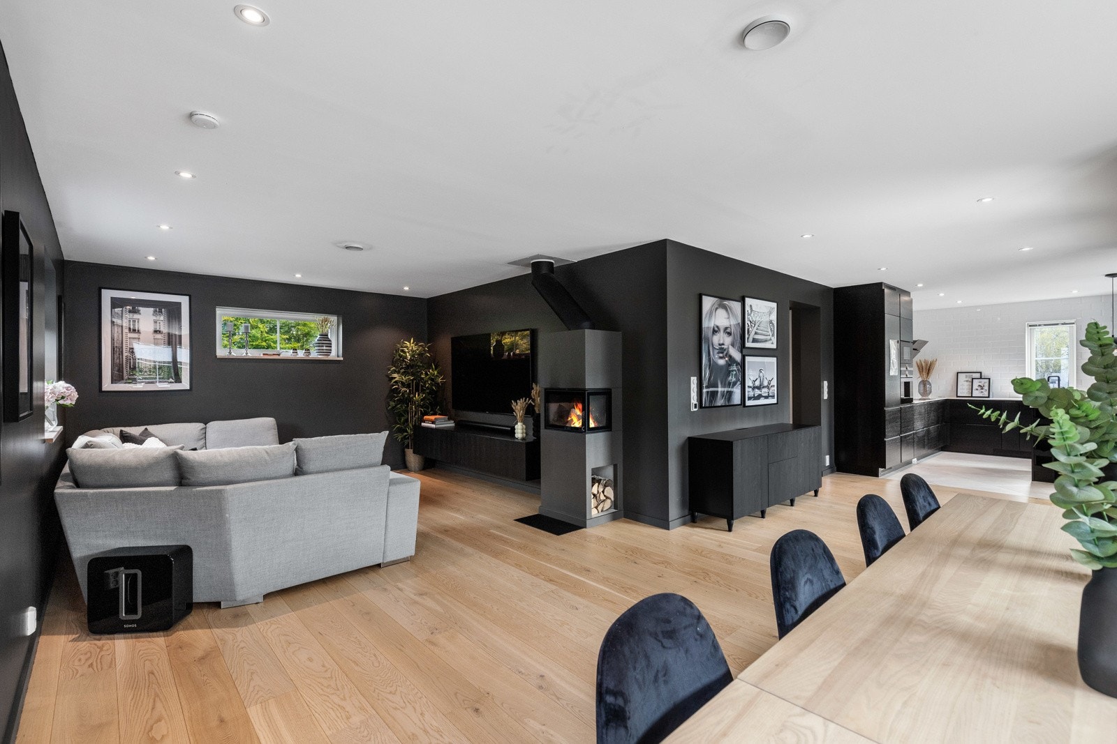 Åpen stue- og kjøkkenløsning med peis Galleribilde