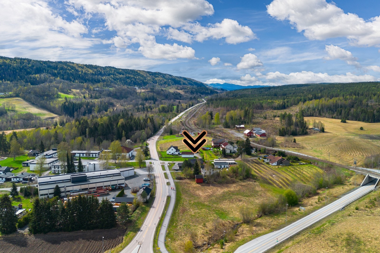 Eneboligen ligger i et rolig og barnevennlig område på Fiskum i Øvre Eiker kommune. Galleribilde