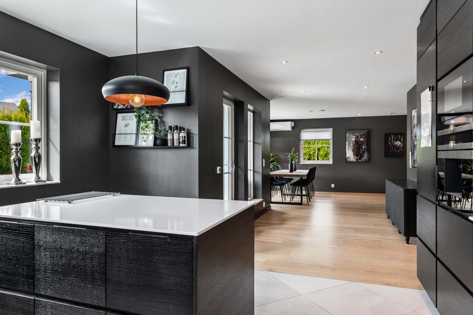 Åpen planløsning med mørke vegger, store vinduer og moderne belysning. Galleribilde