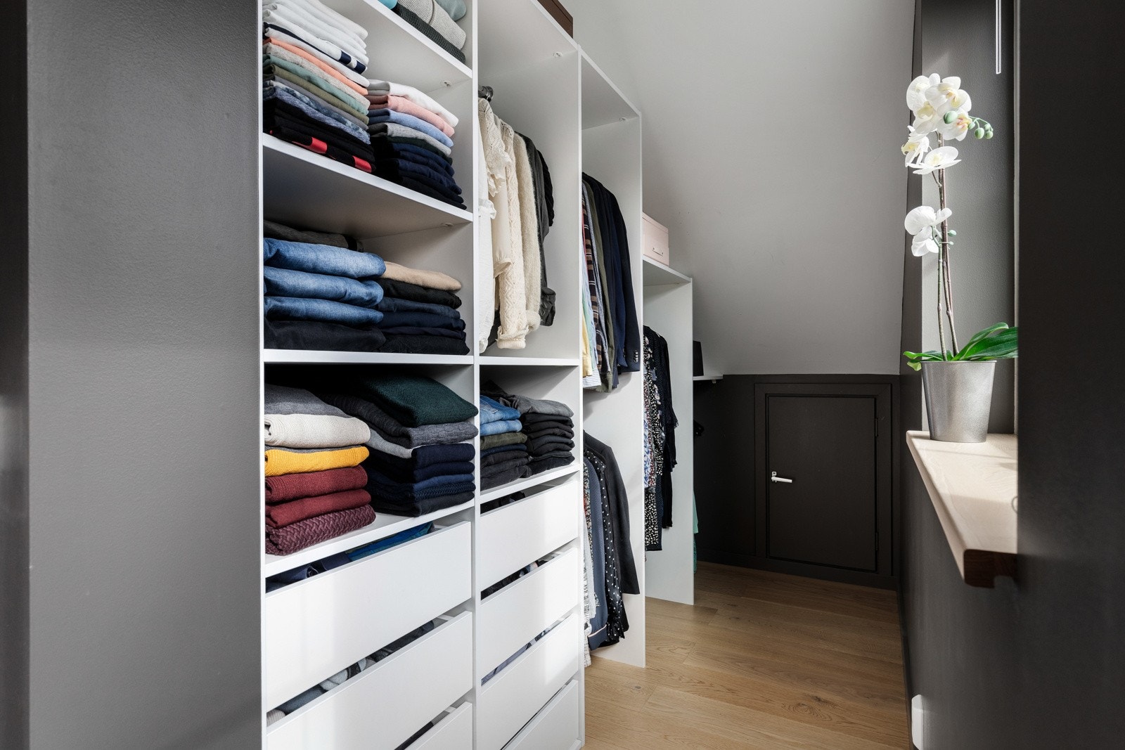 Romslig walk-in closet med god oppbevaringsplass og lyse flater. Galleribilde