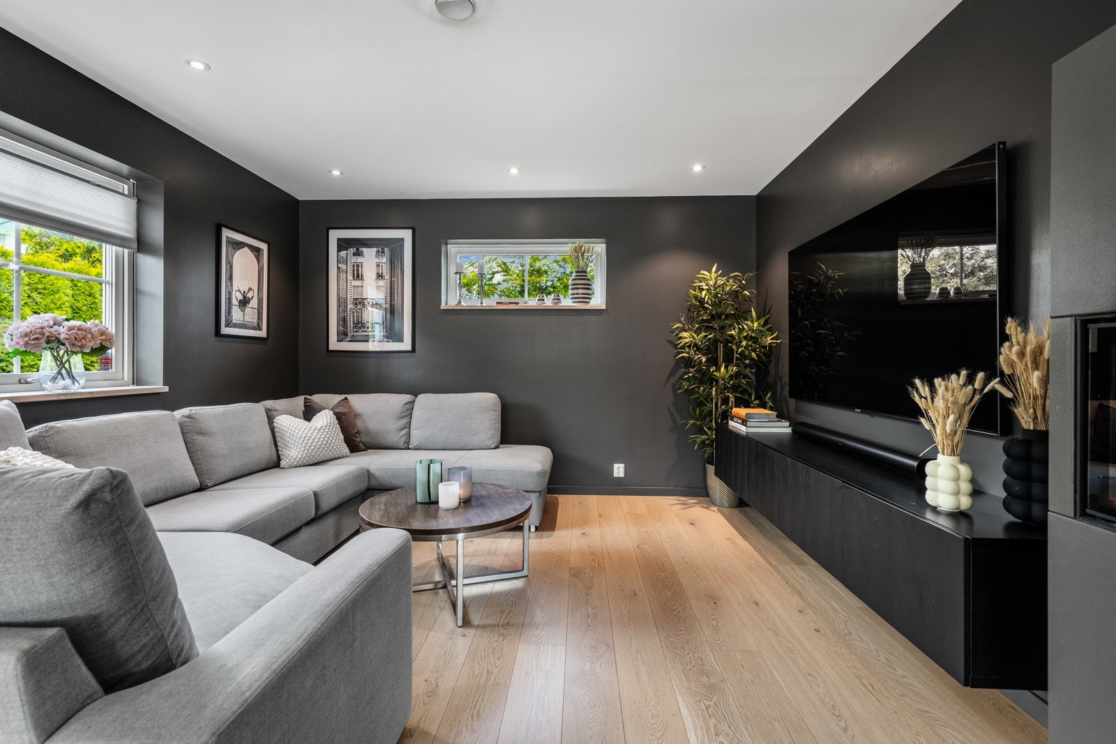 Moderne stue, med store vinduer og godt lysinnslipp. Galleribilde