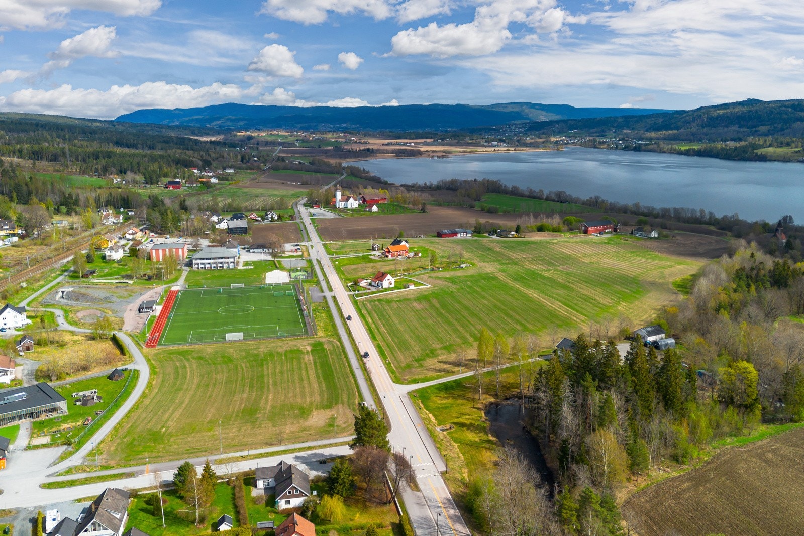 Ved barneskolen er det lekeplass og et nytt, supert idrettsanlegg med 11`er-kunstgressbane, løpebane og hoppegrop. Galleribilde
