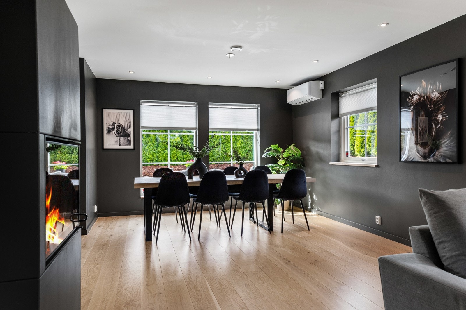 Lyst og moderne spisestue med peis, store vinduer og god plass til spisebord. Galleribilde