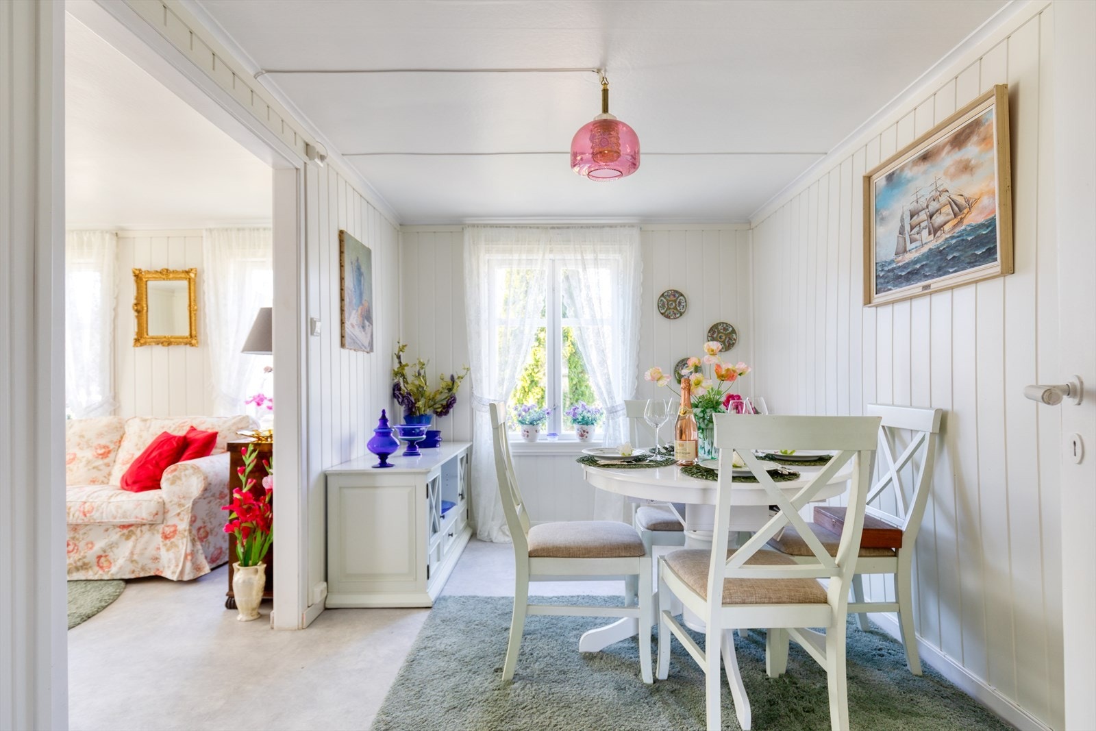Spisestuen ligger praktisk plassert rett ved kjøkkenet -perfekt for både rolige middager og sosiale sammenkomster. Galleribilde