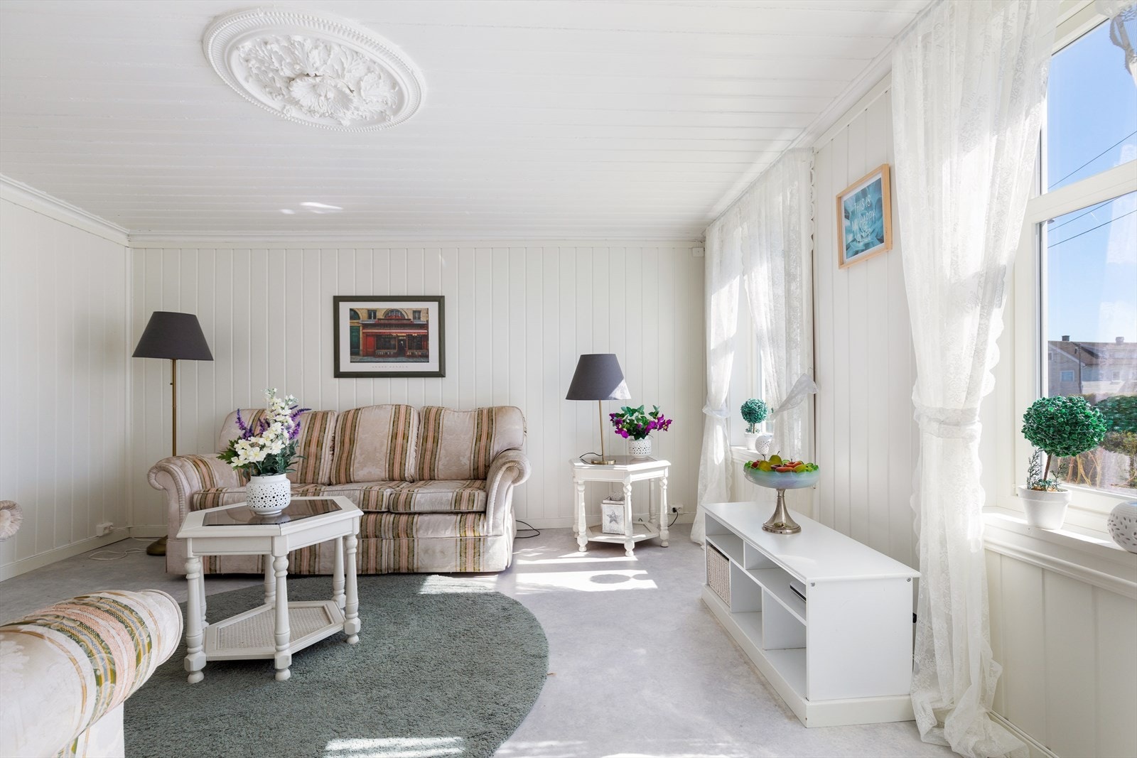 Stue l - De klassiske detaljene, lyse overflatene og god takhøyde gir en luftig og lun atmosfære. Galleribilde