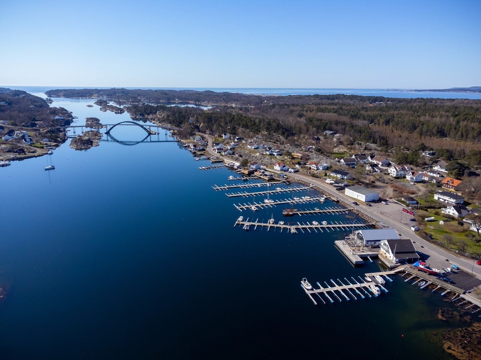 Kun ca. 160 meter til sjøen, hvor du har tinglyst båtfeste og brygge (deles med to andre eiendommer). Galleribilde