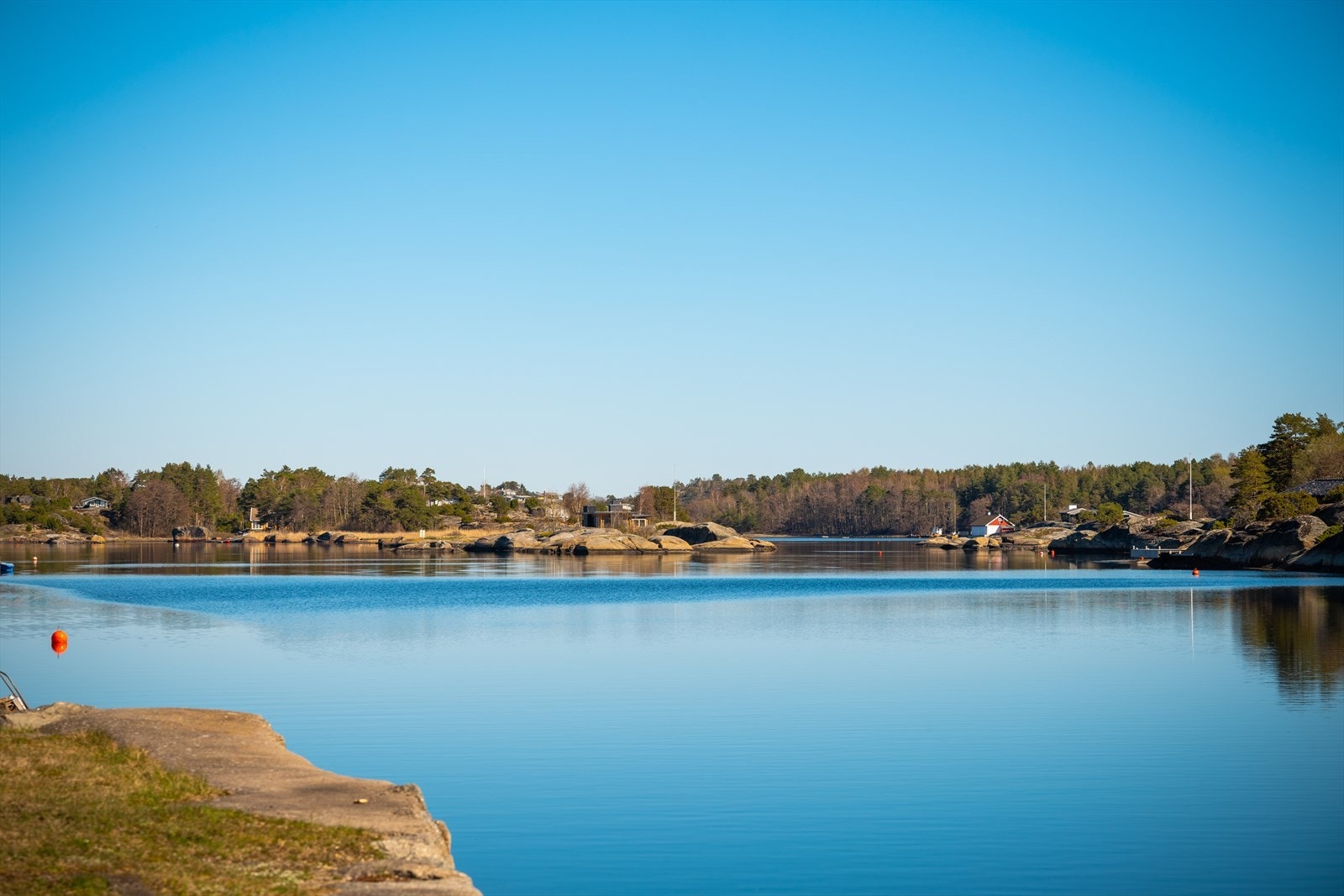 Røssesundet er en vakker og rolig perle i Tjømes skjærgård, kjent for sine idylliske omgivelser og rike sjøliv. Perfekt for deg som ønsker et liv tett på sjøen og alt det gode kystlivet har å by på. Galleribilde
