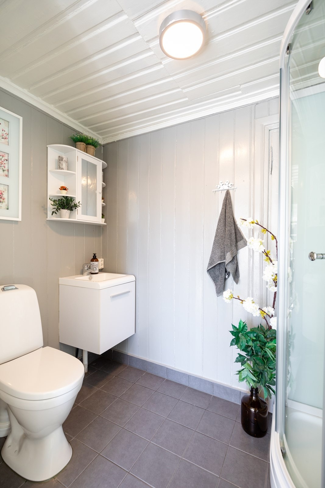 Badet ble pusset opp/etablert i 2016 med nytt VVS-anlegg, flislagte gulv og elektrisk gulvvarme. Veggene har en kombinasjon av originale paneler og nyere panelplater. Galleribilde