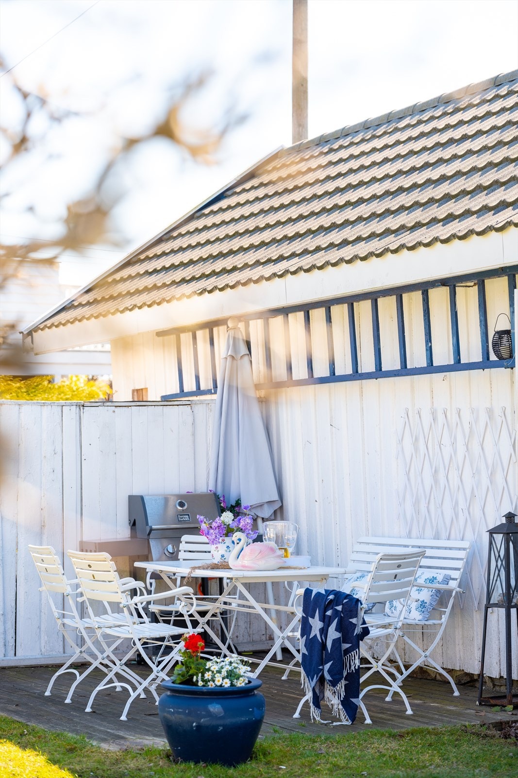 Romslig tomt med variert beplantning og flere soner for grilling, møblering og avslapning. Her kan både barn og voksne nyte uteplassen i skjermede og solrike områder tilpasset familieliv og sosiale sammenkomster. Galleribilde