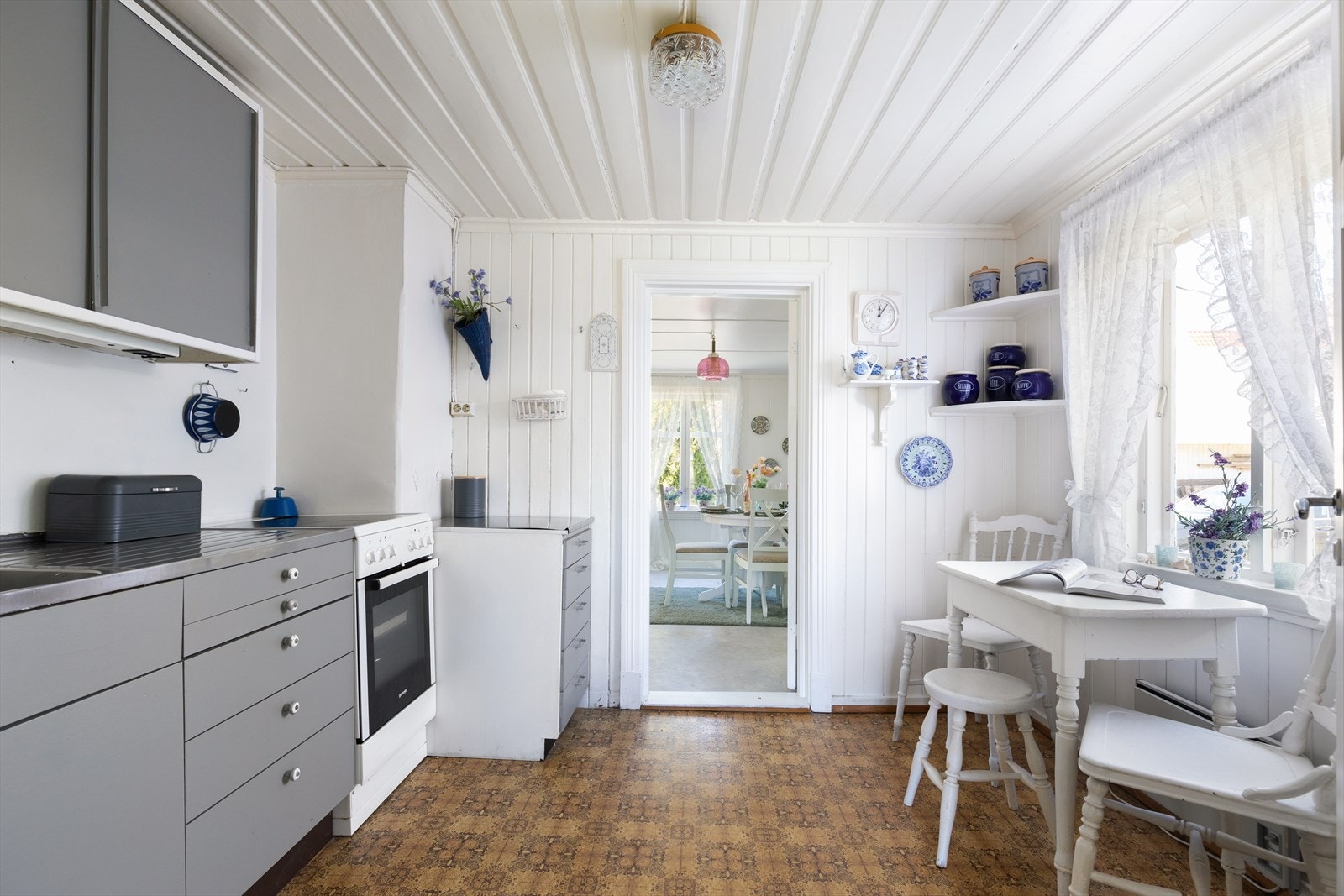 Kjøkkenet har en eldre innredning av ukjent årstall, men den har godt med oppbevaringsplass i benke- og overskap. Galleribilde