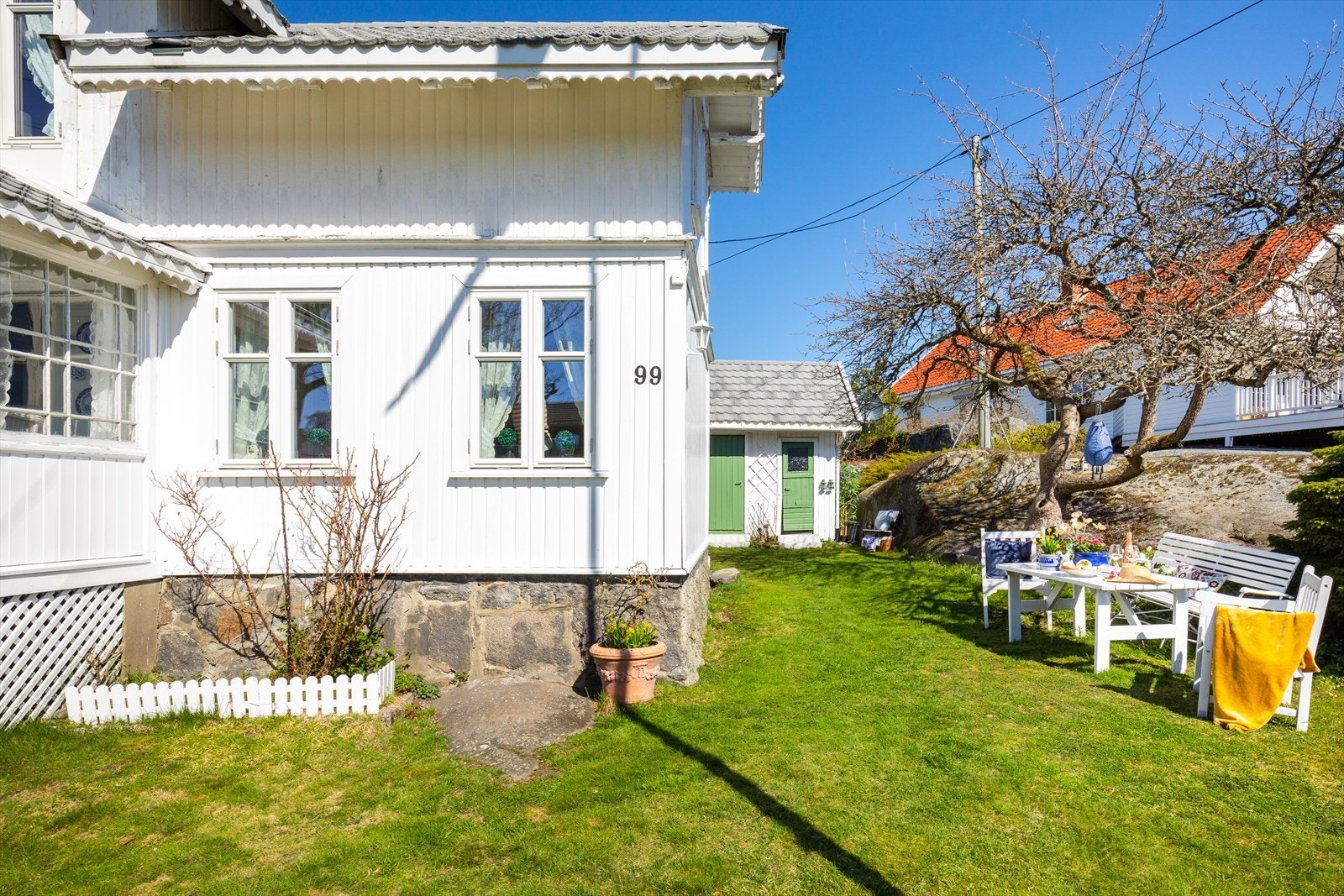 På eiendommen er det et eget uthus på 30m², som gir gode muligheter for ekstra oppbevaringsplass. Galleribilde