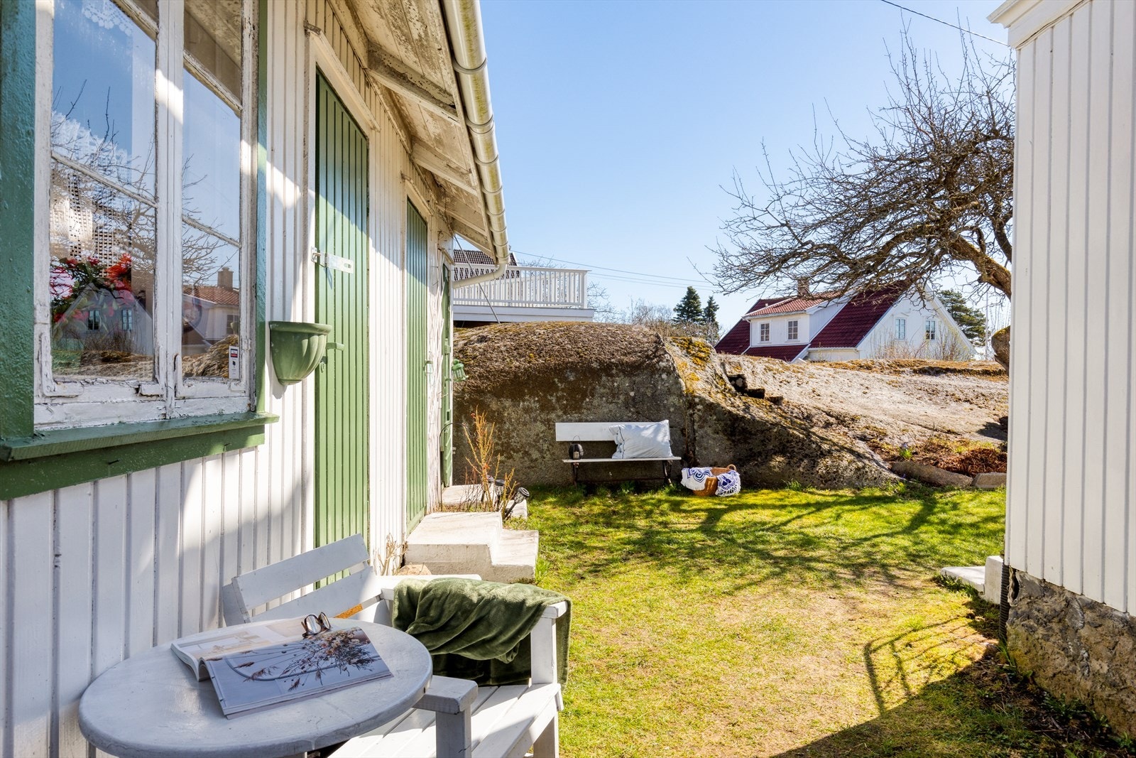 Det finnes flere flotte steder på eiendommen hvor du kan nyte solen, eller hvis du ønsker det, trekke deg tilbake til en skyggefull plass for litt ro. Galleribilde