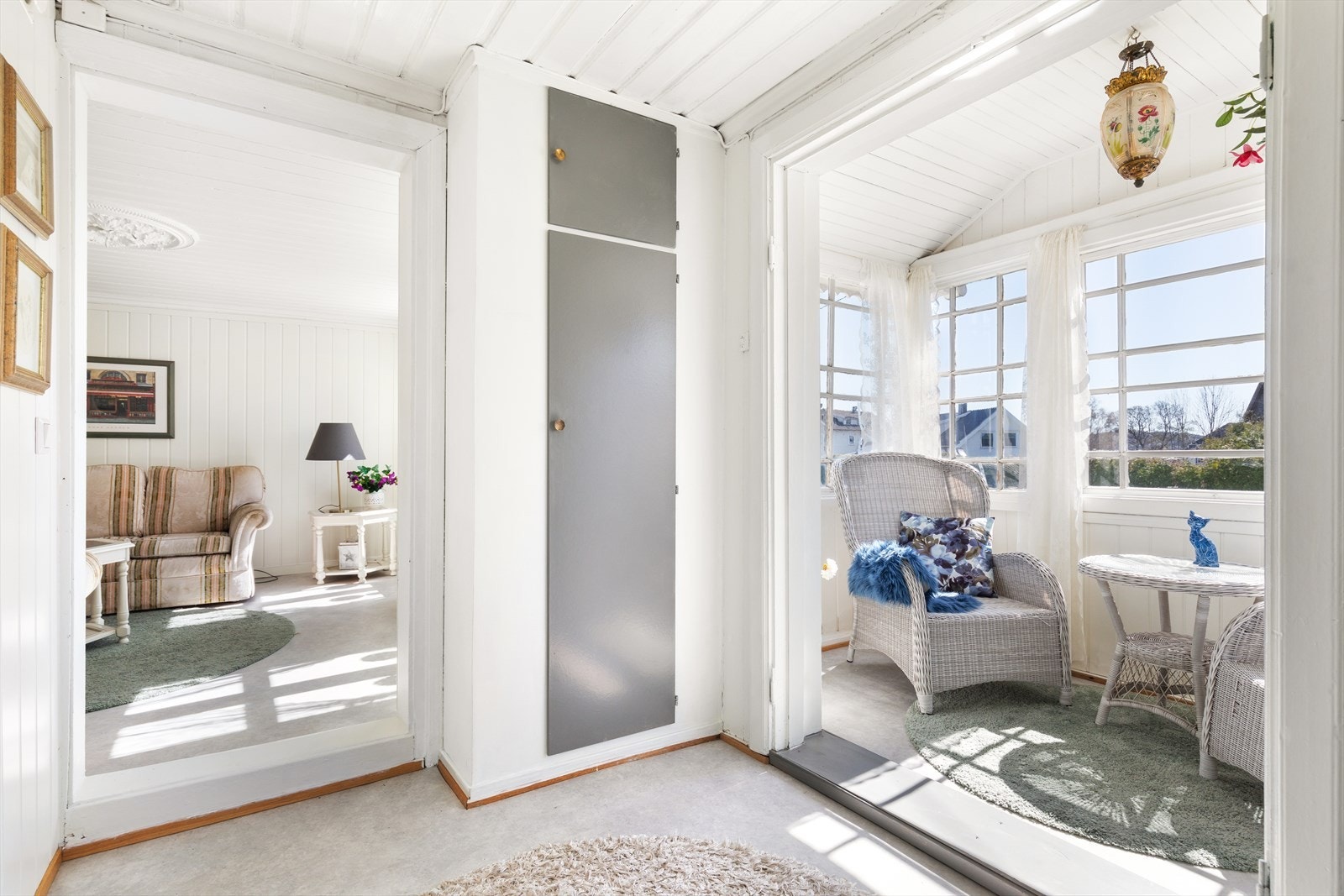 Stue ll - Store vinduer slipper inn masse naturlig lys og gir vakker utsikt til hagen og sjøen. Galleribilde
