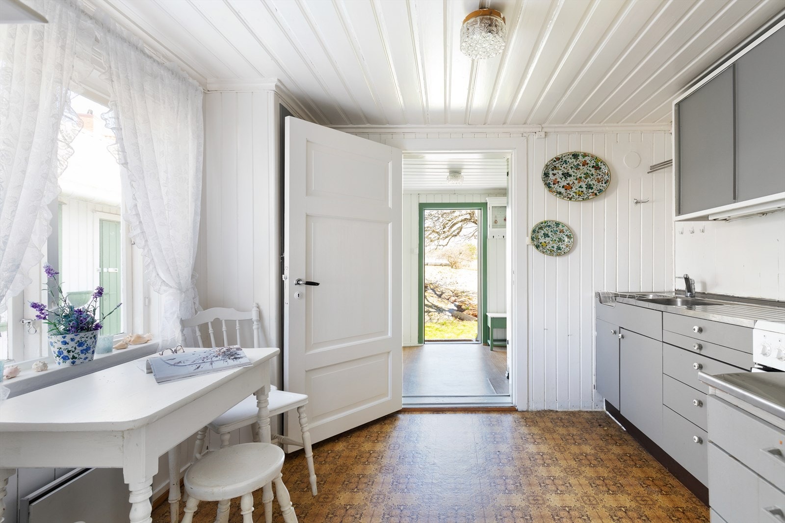 Fra kjøkken har du dør som tar deg ut i bakgård. Galleribilde