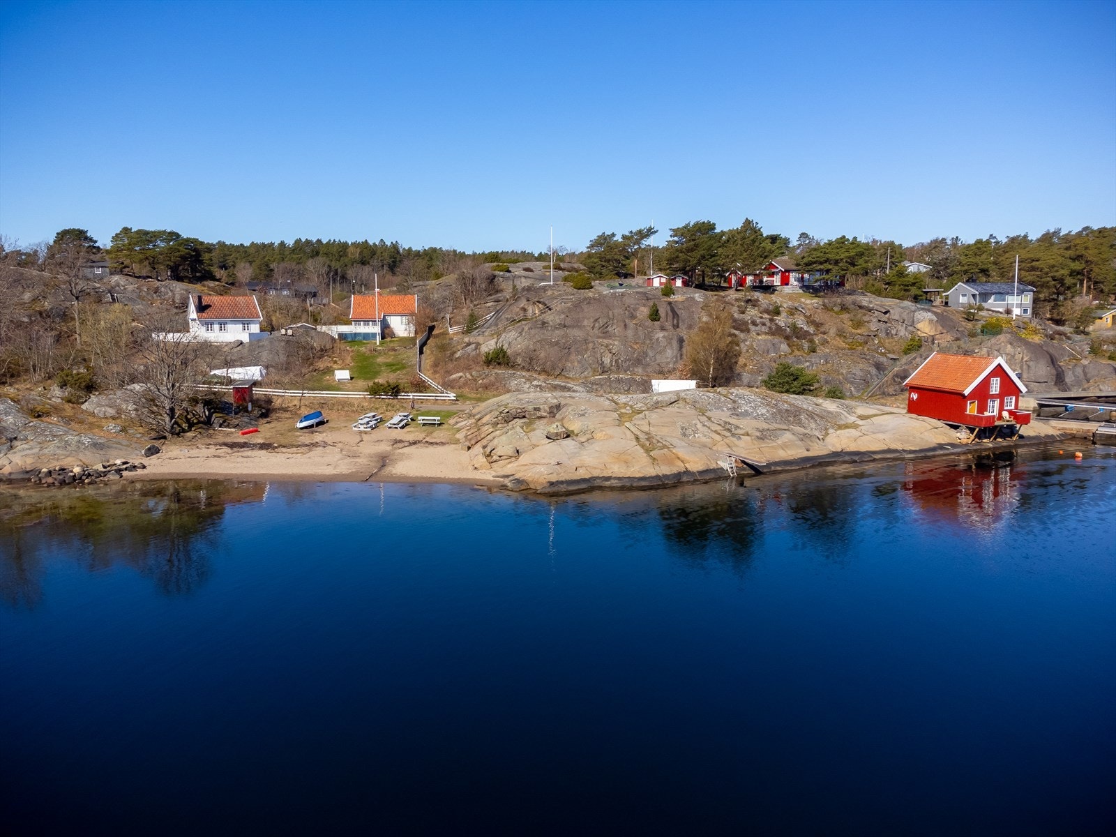 Regnbuen badestrand ligger kun fem minutters gange fra eiendommen. Her kan du nyte forfriskende bad med svaberg, sandstrand og stupebrett rett i nærheten. Galleribilde