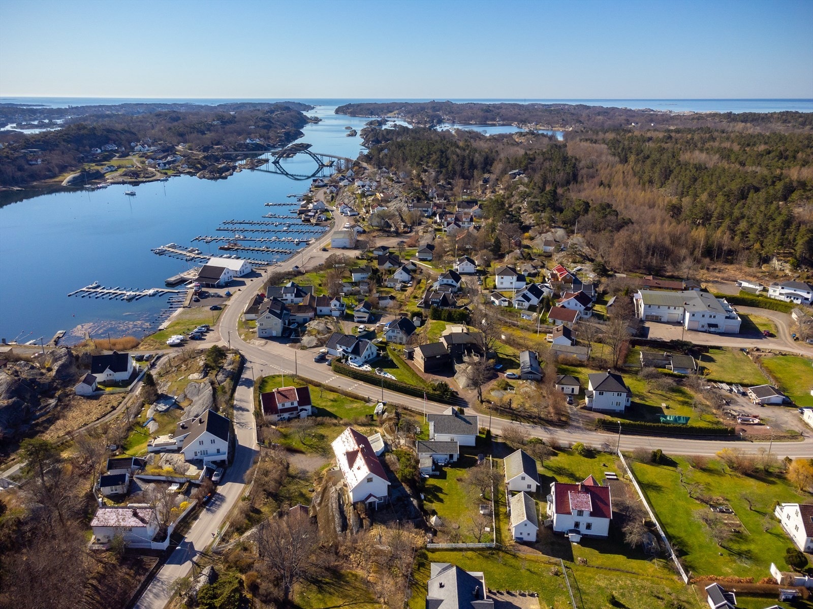 Fra eiendommen kan du gå tur i flotte omgivelser og ta et stopp nede på brygga, hvor du finner Havhesten Bryggerestaurant og Nøtterø Bakeri & Konditori. Galleribilde