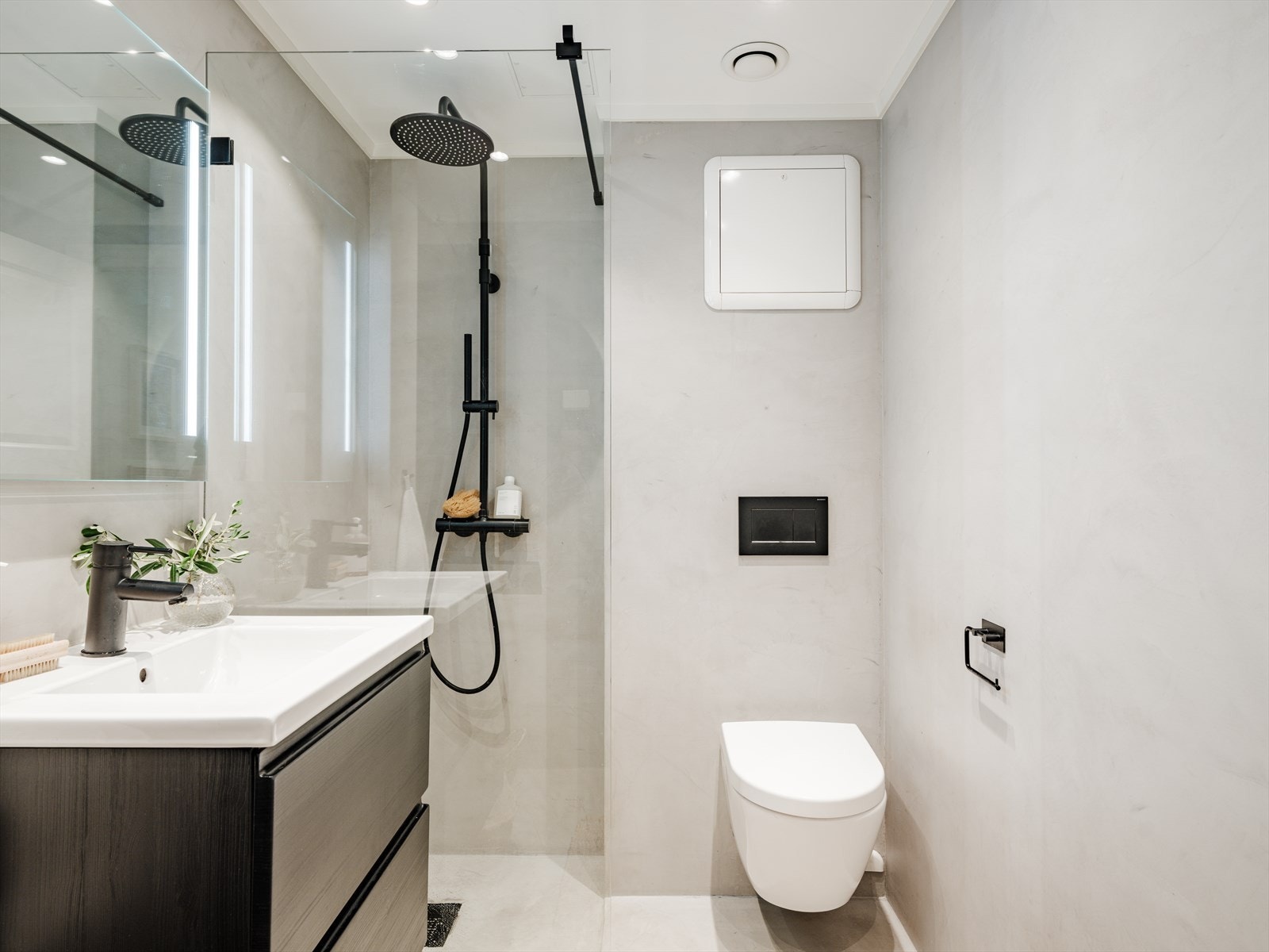 Delikat og fint bad med dusj, toalett, servant med underskap og Vegghengt skap. Badet ble pusset opp i 2019 og dokumentasjon foreligger. Galleribilde