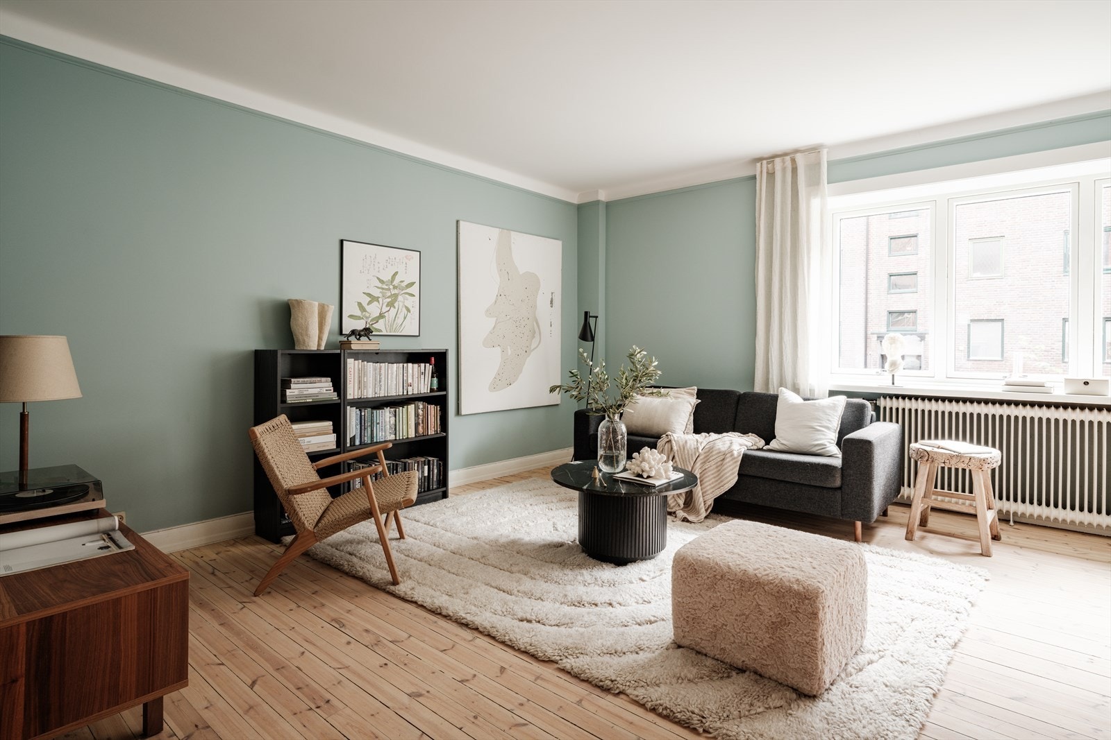 God plass til sofagruppe, TV-seksjon, spisebord og hyller. Galleribilde