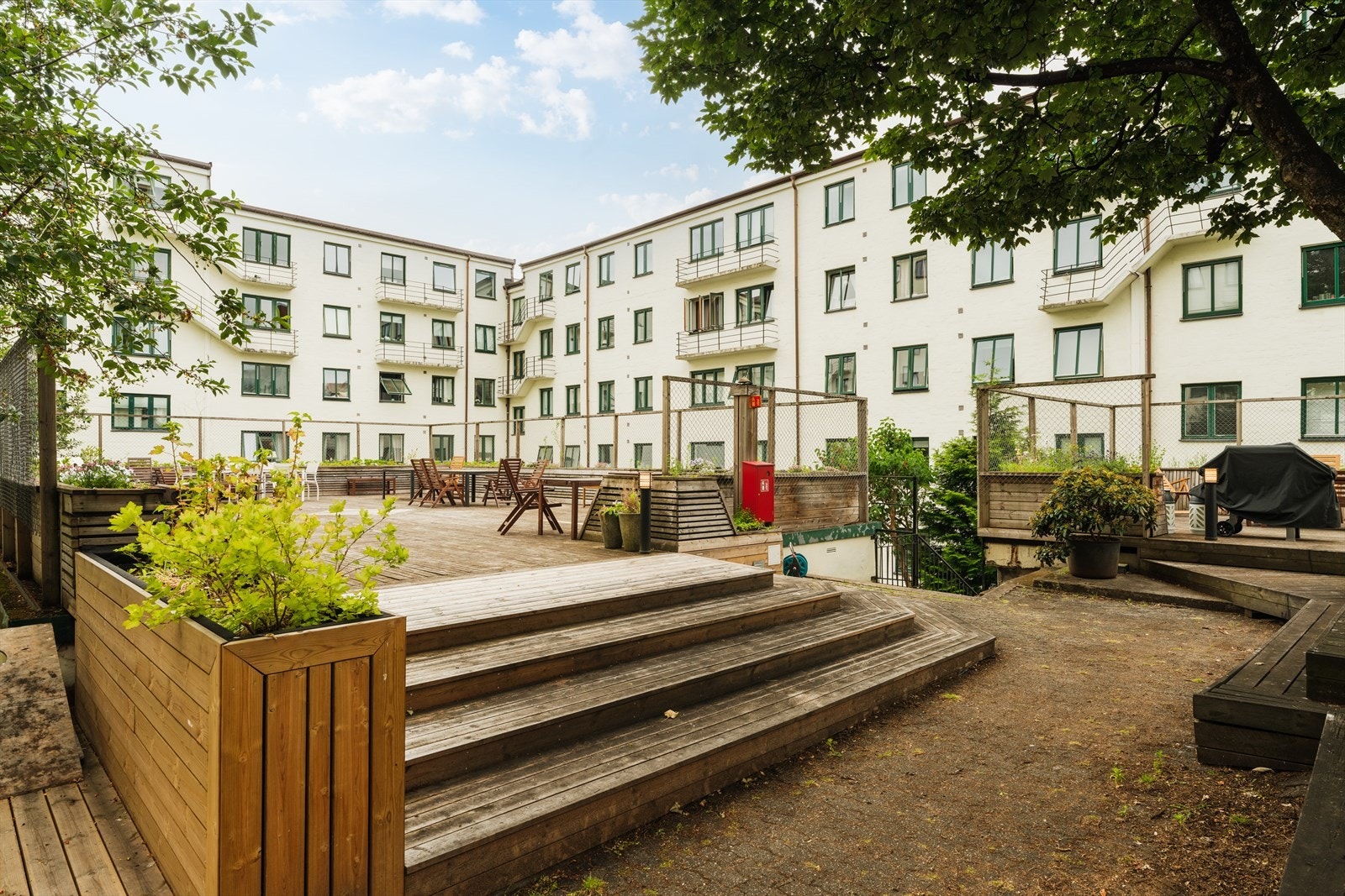 Enkel adkomst til en stor og herlig bakgård med to store plattinger, beplantning, utemøbler, lekestativ m.m. Galleribilde