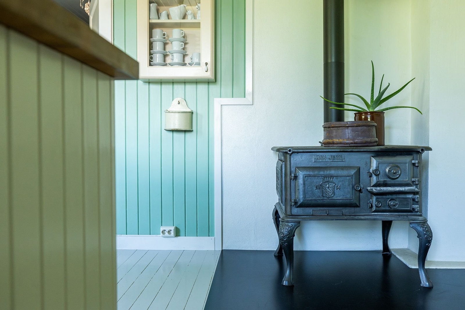 Restaurert kjøkkenovn i daglig bruk hele vinteren til både oppvarming og matlaging. Galleribilde