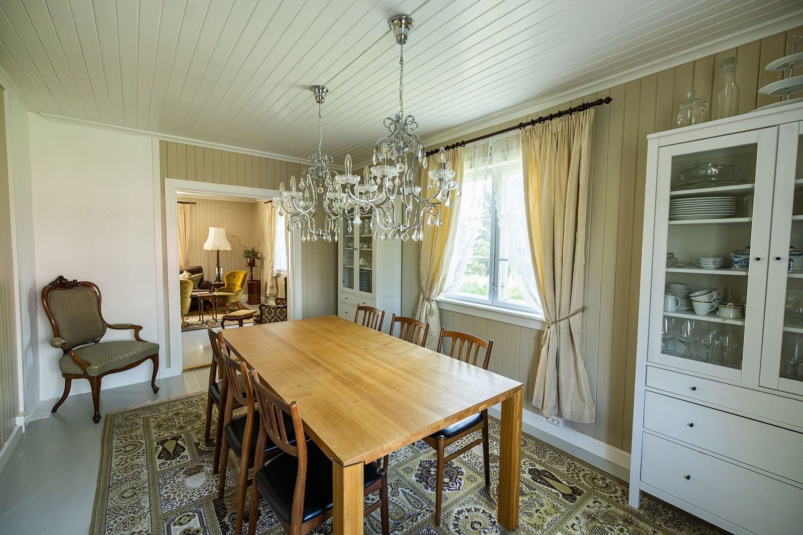 Spisestue som i dag er en forlengelse av stuen, men som fint kan bli en forlengelse av kjøkkenet om man vil bruke rommet mer til hverdags. Galleribilde