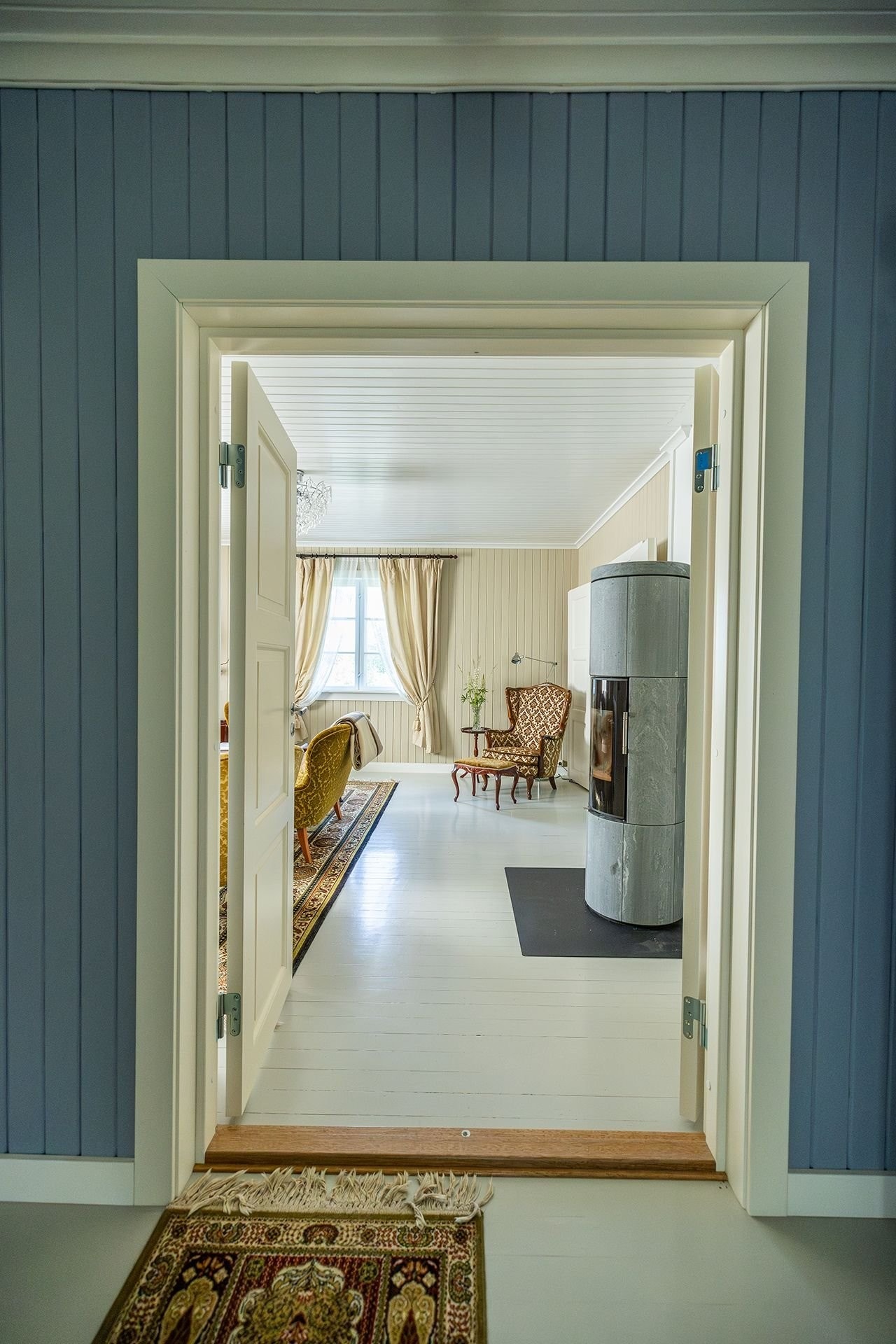 Hall i 1. etasje har dobbeltdører til stuen. Galleribilde