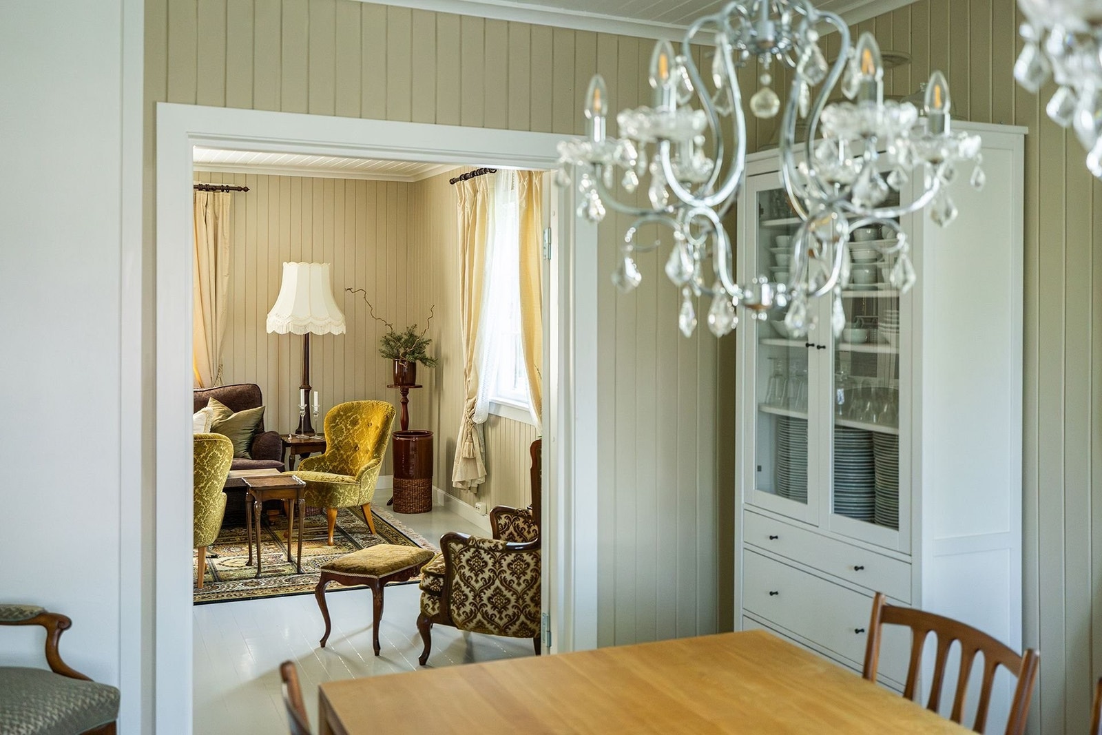 Lysekronene i spisestuen følger salget. Galleribilde