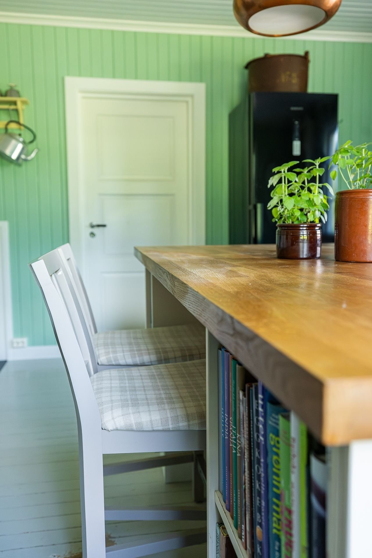 Kjøkkenøy i gardskjøkkenet. Stolene følger salget. Galleribilde